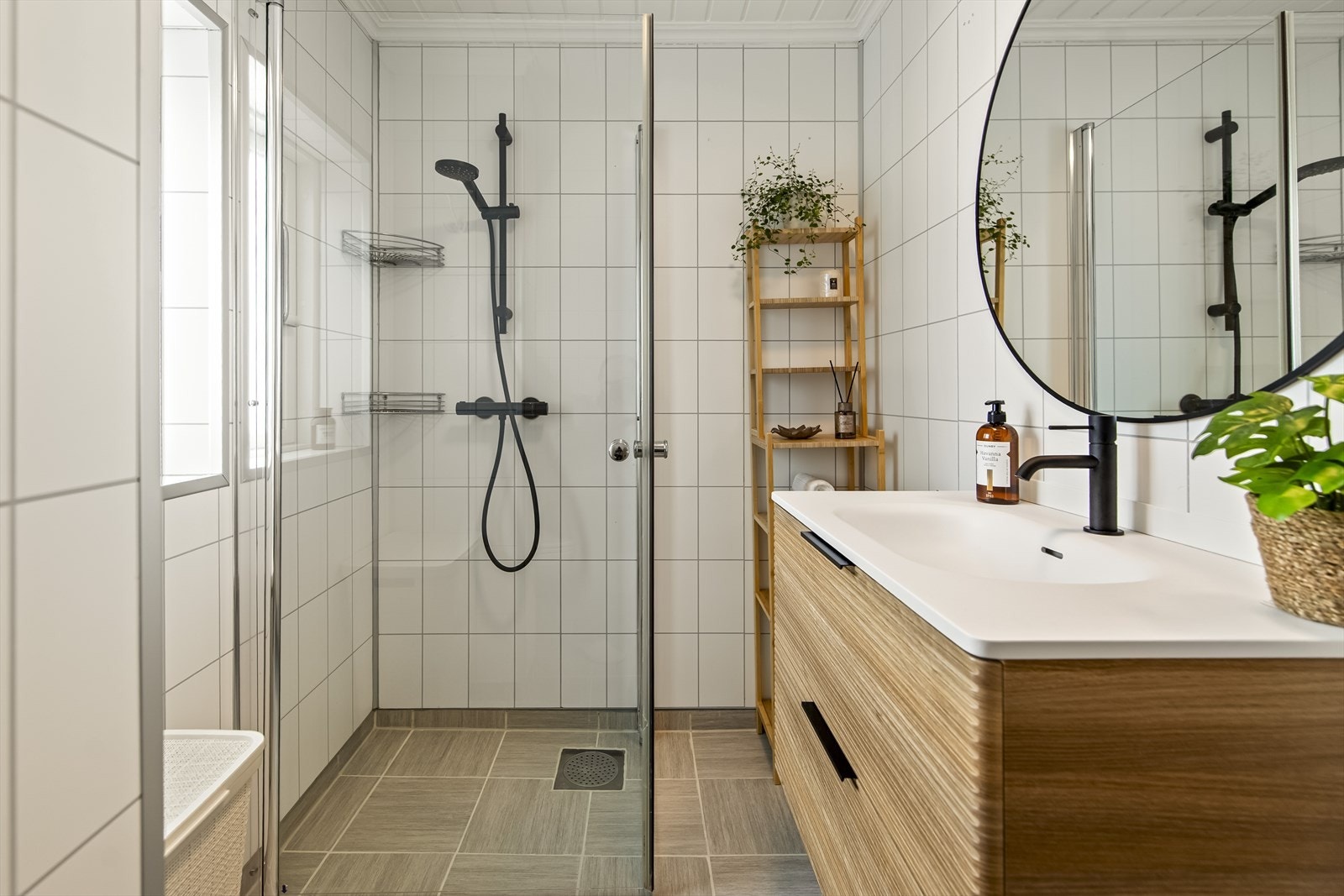 Rommet er innredet med gjennomførte sorte detaljer som skaper en elegant kontrast. Galleribilde