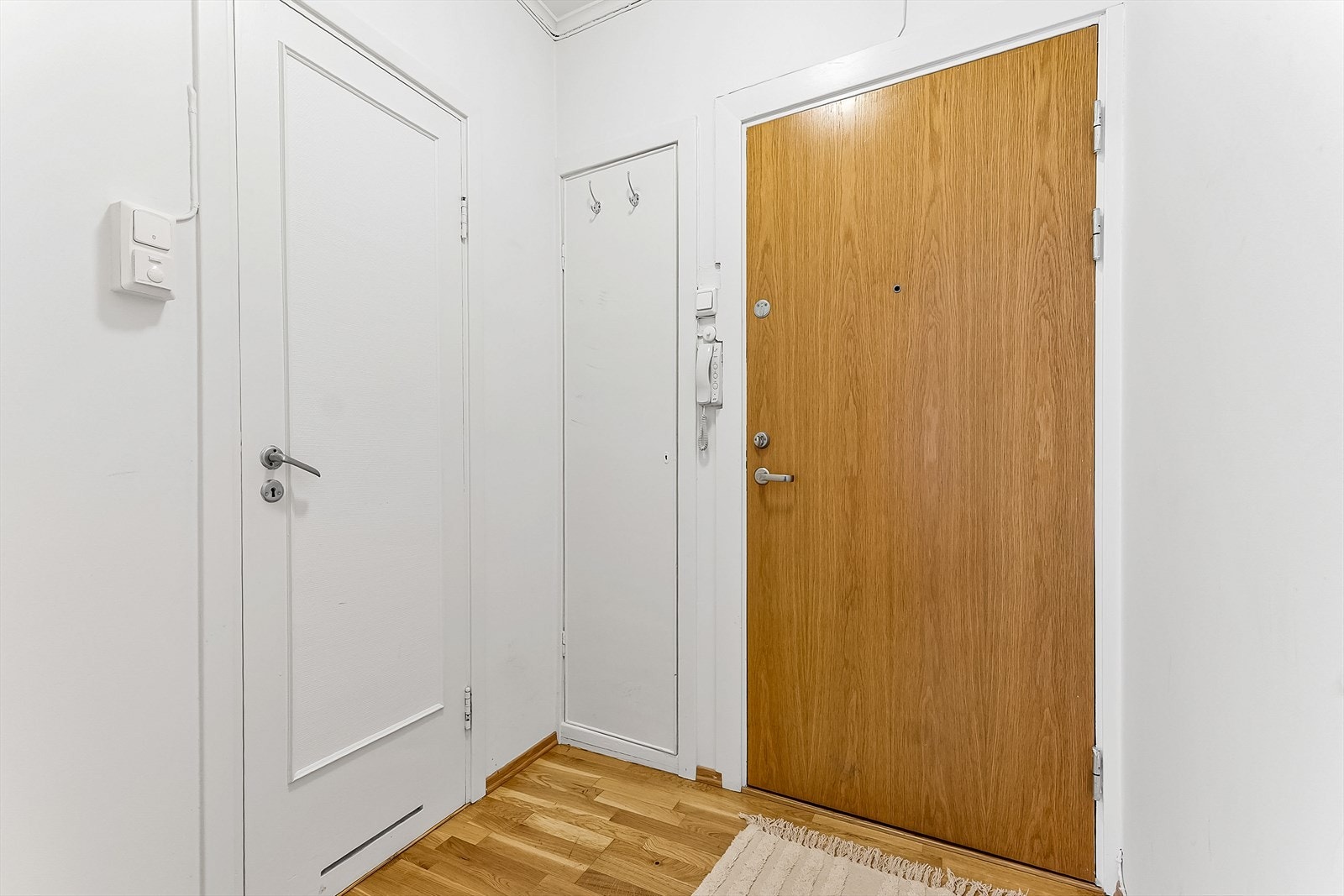 Plass til oppheng av sko og yttertøy. Velkommen på visning! Galleribilde