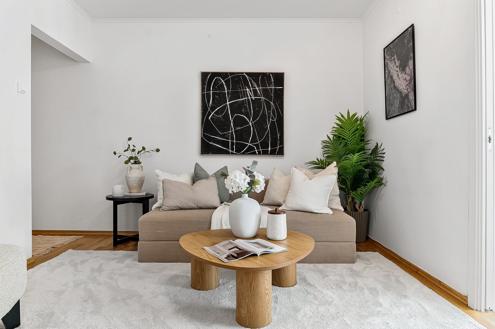 Rommet er fleksibelt og lett å møblere med sofa, spisegruppe og annet ønsket inventar. Takhøyde målt til 2,61m Galleribilde