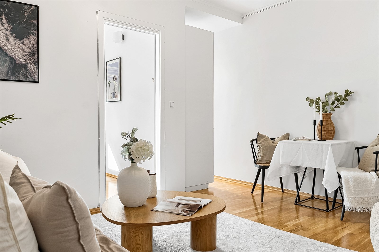 Fra stuen er det direkte adkomst til både det delvis åpne kjøkkenet og soverommet. Leiligheten har lave månedlige felleskostnader Galleribilde