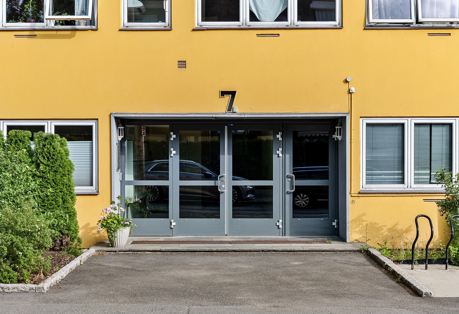 Fasade. Asfaltert adkomst til bygget Galleribilde