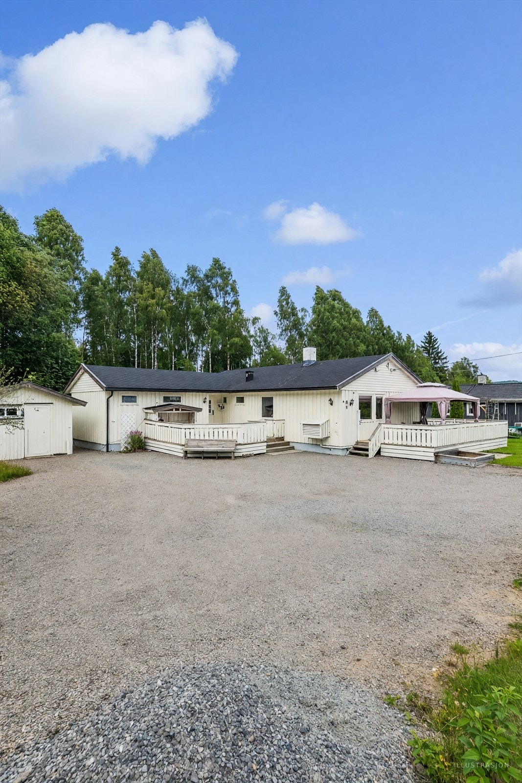 Eiendommen ligger i et rolig småhusområde med kort vei til Skarnes sentrum. Galleribilde