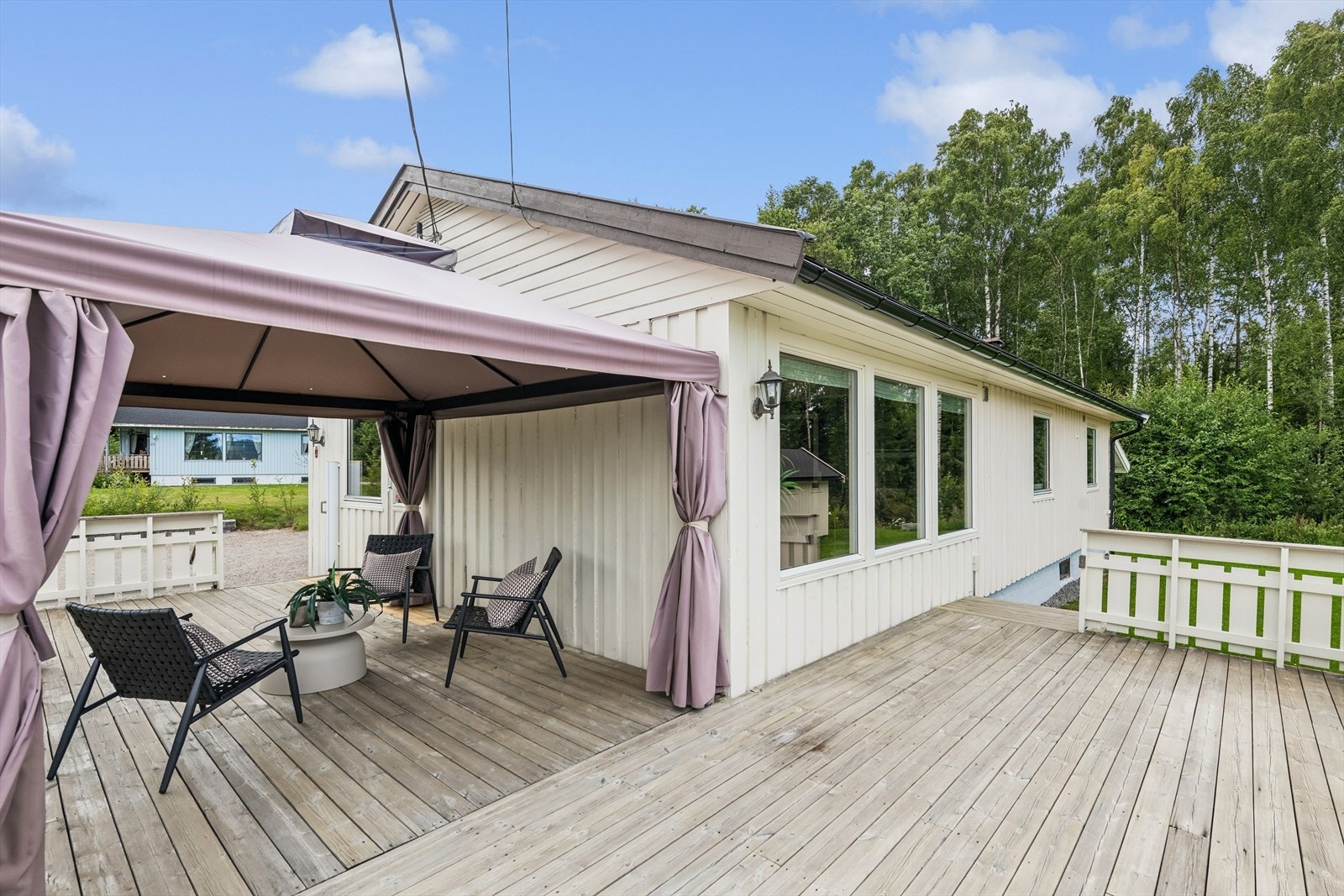 Fra stuen er det utgang til en stor terrasse på 68 m² med god plass til utemøbler. Galleribilde