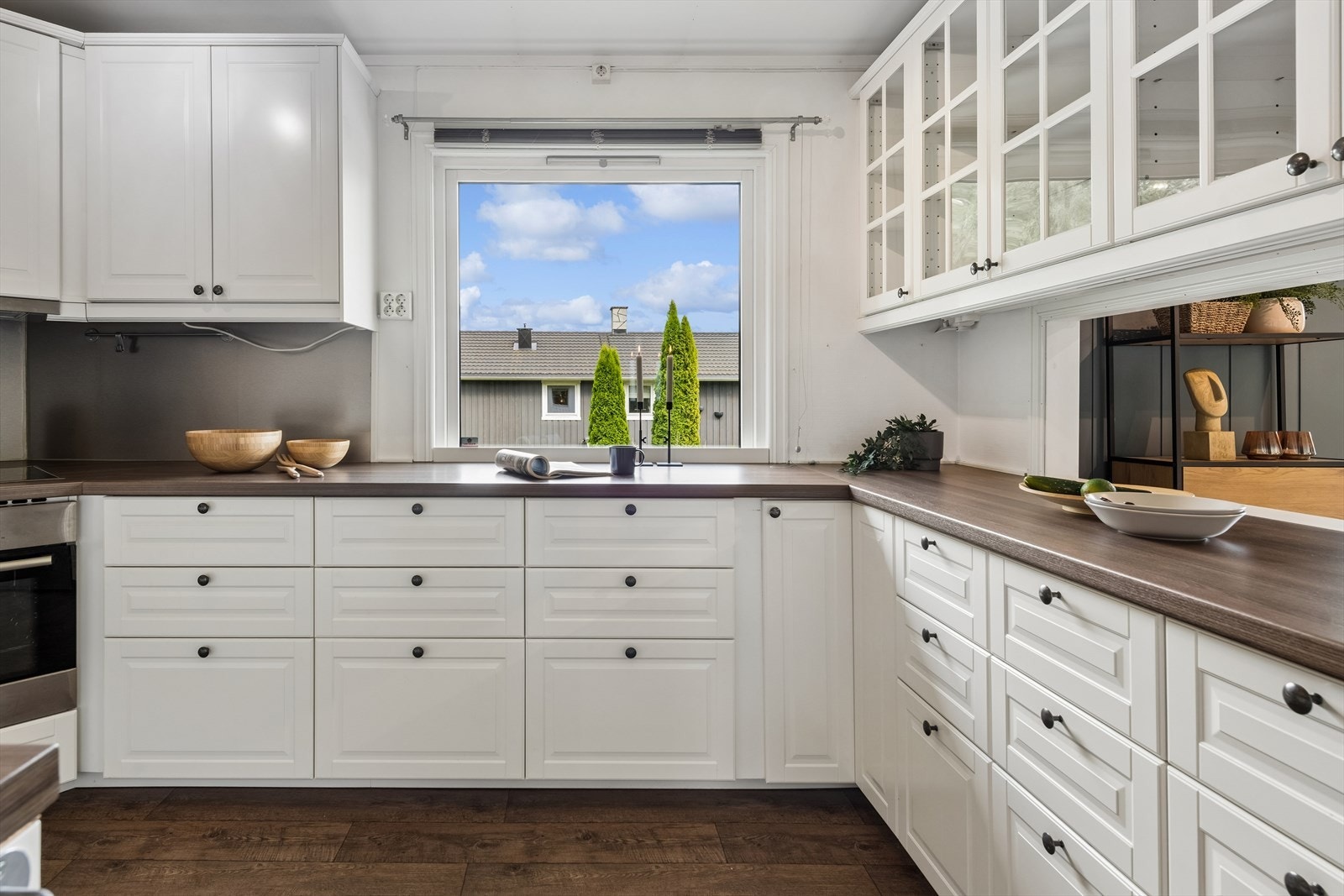 Kjøkkenet ble modernisert i 2015 og har profilerte fronter og laminatbenkeplate. Galleribilde