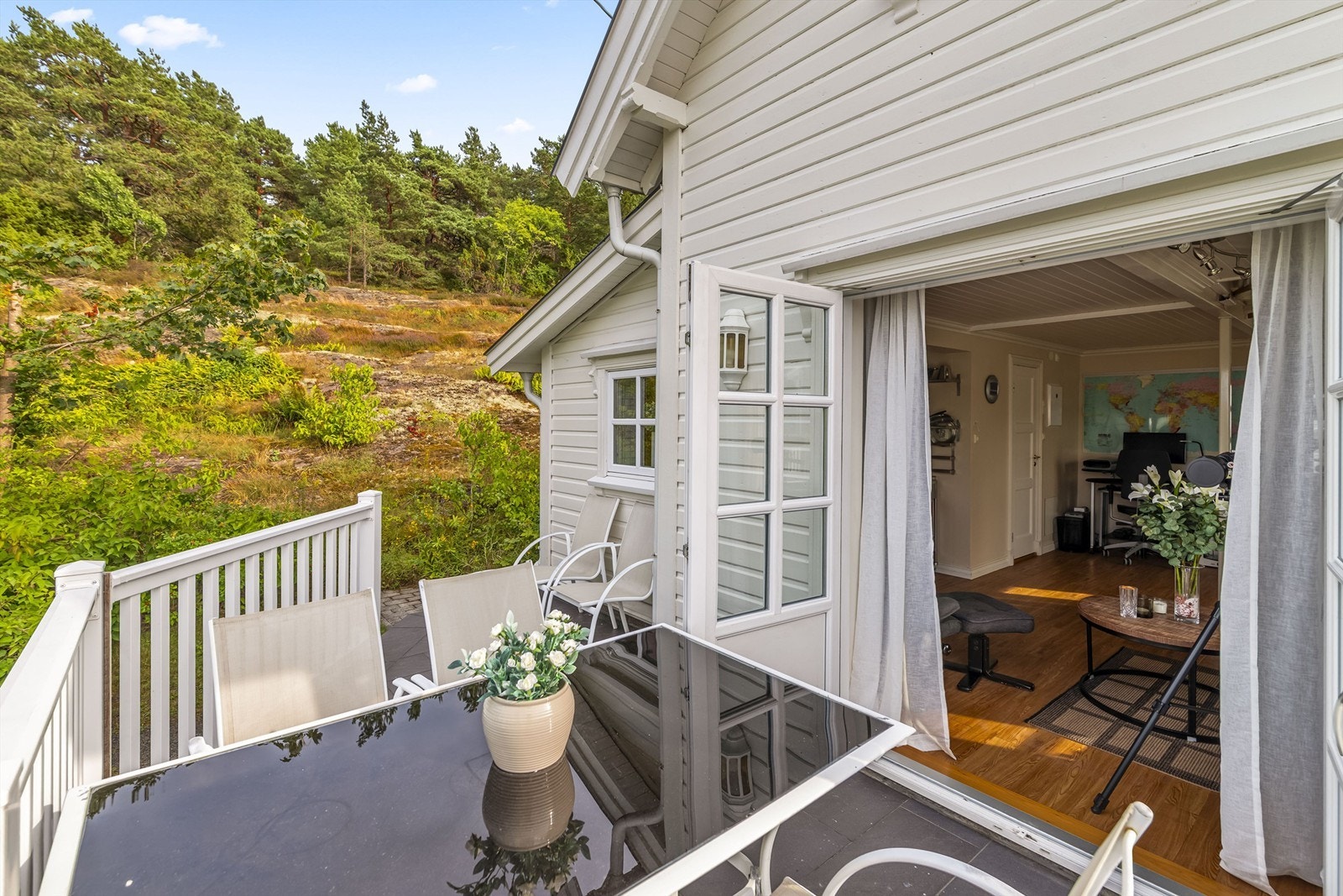 Direkte utgang fra stuen til terrassen. Galleribilde