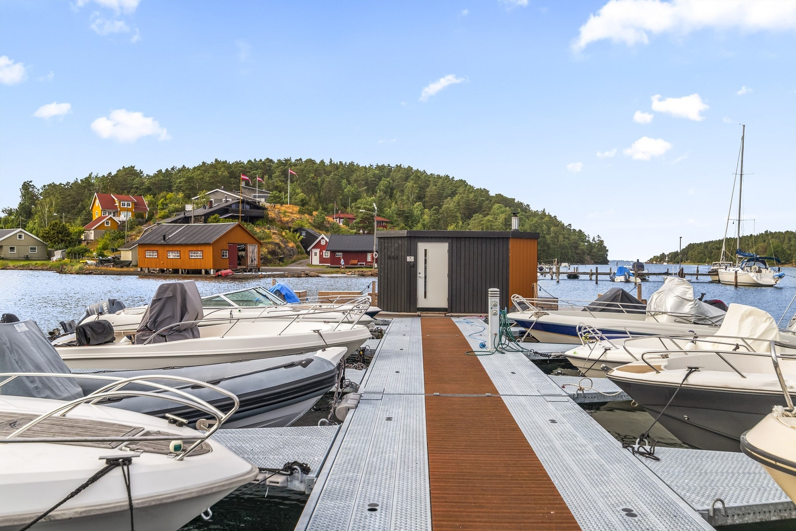 I båthavnen finnes også fasiliteter som en populær badstue til leie. Galleribilde