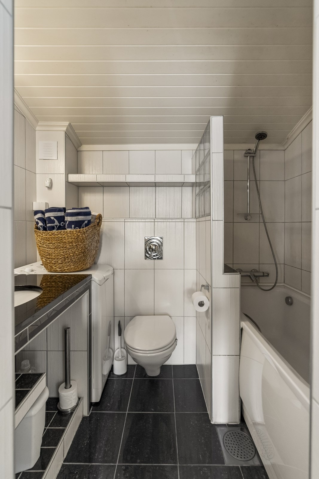 Badet i sidebygningen er flislagt og har badekar med dusjmulighet. Galleribilde