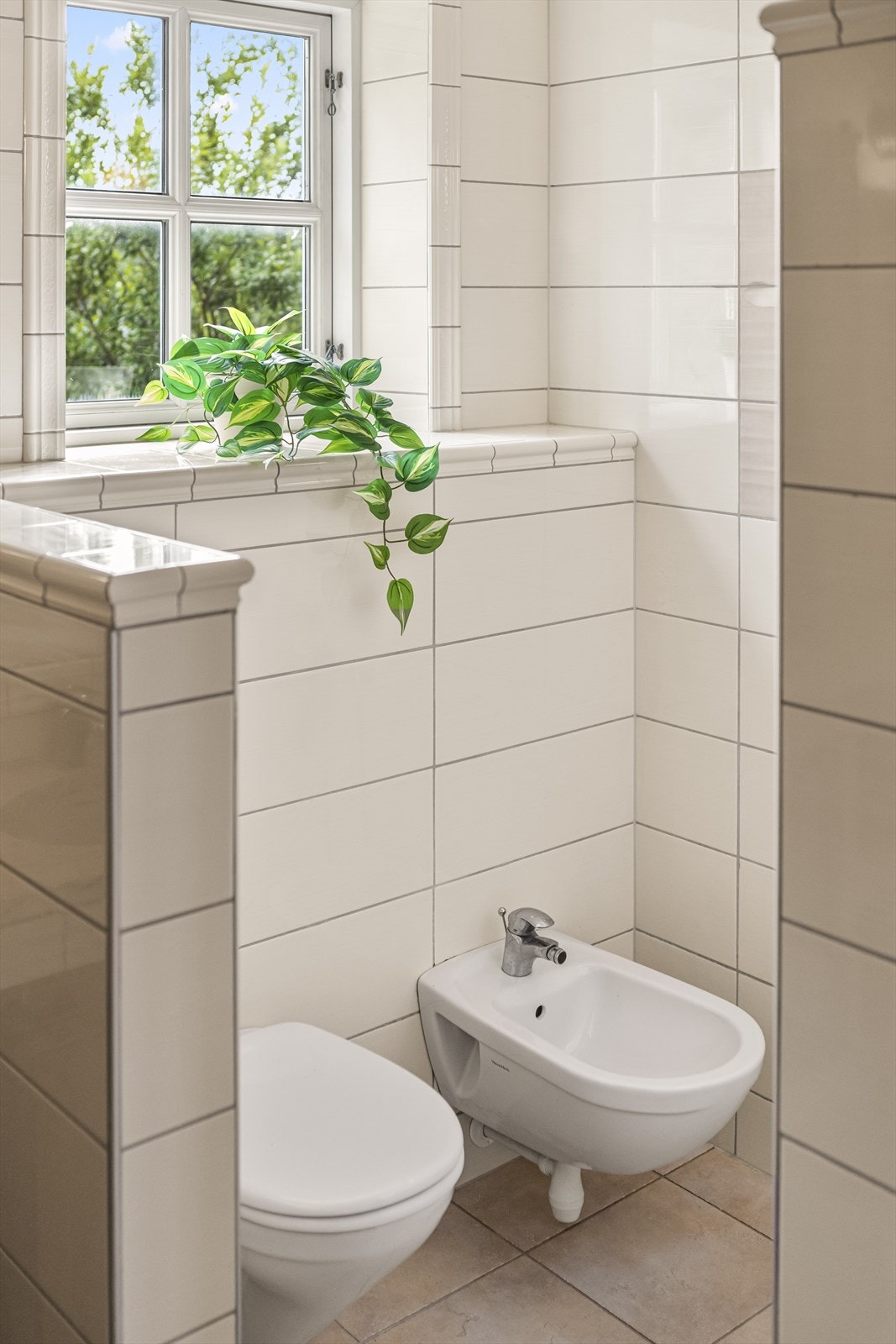 Badet er utstyrt med veggmontert toalett og bidé. Galleribilde