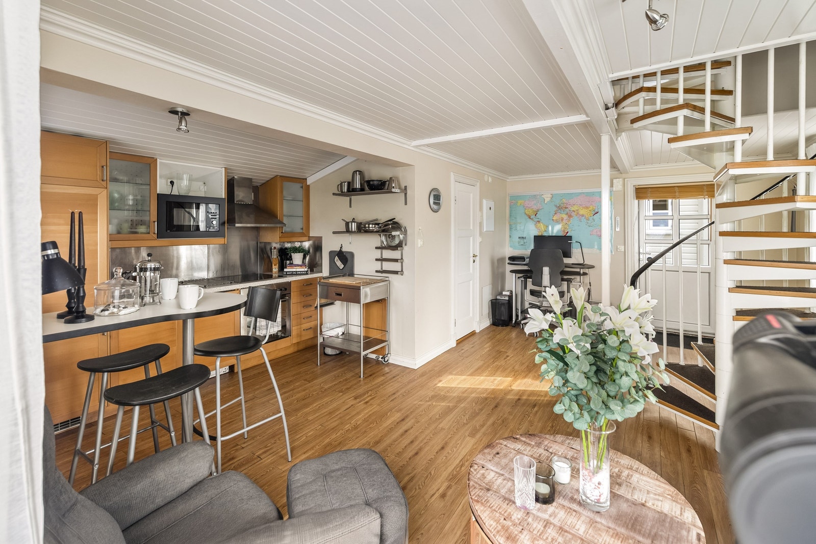 En spiraltrapp i tre fører opp til loftsetasjen. Galleribilde