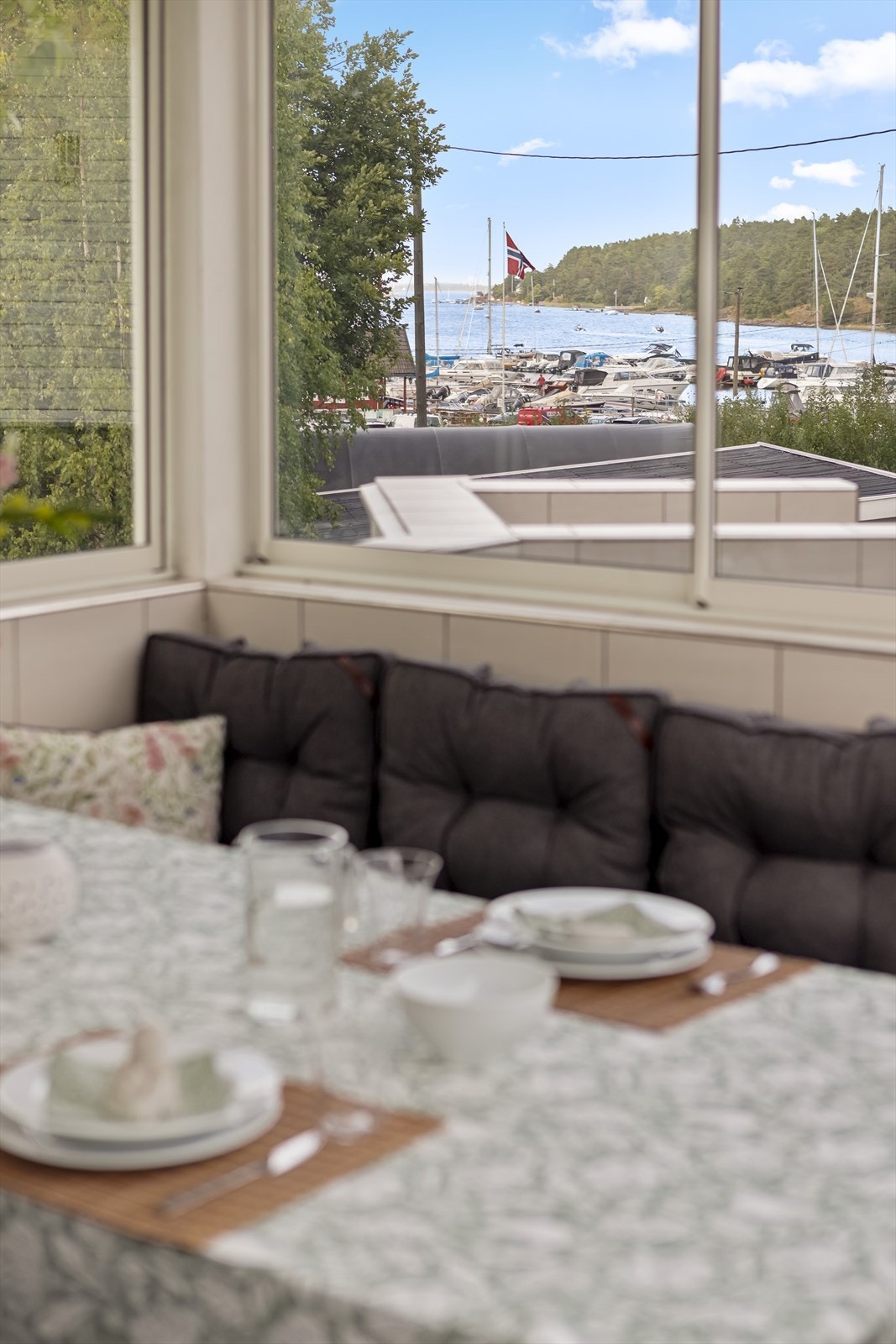 Fra uteplassen er det fin utsikt ned mot båthavnen. Galleribilde
