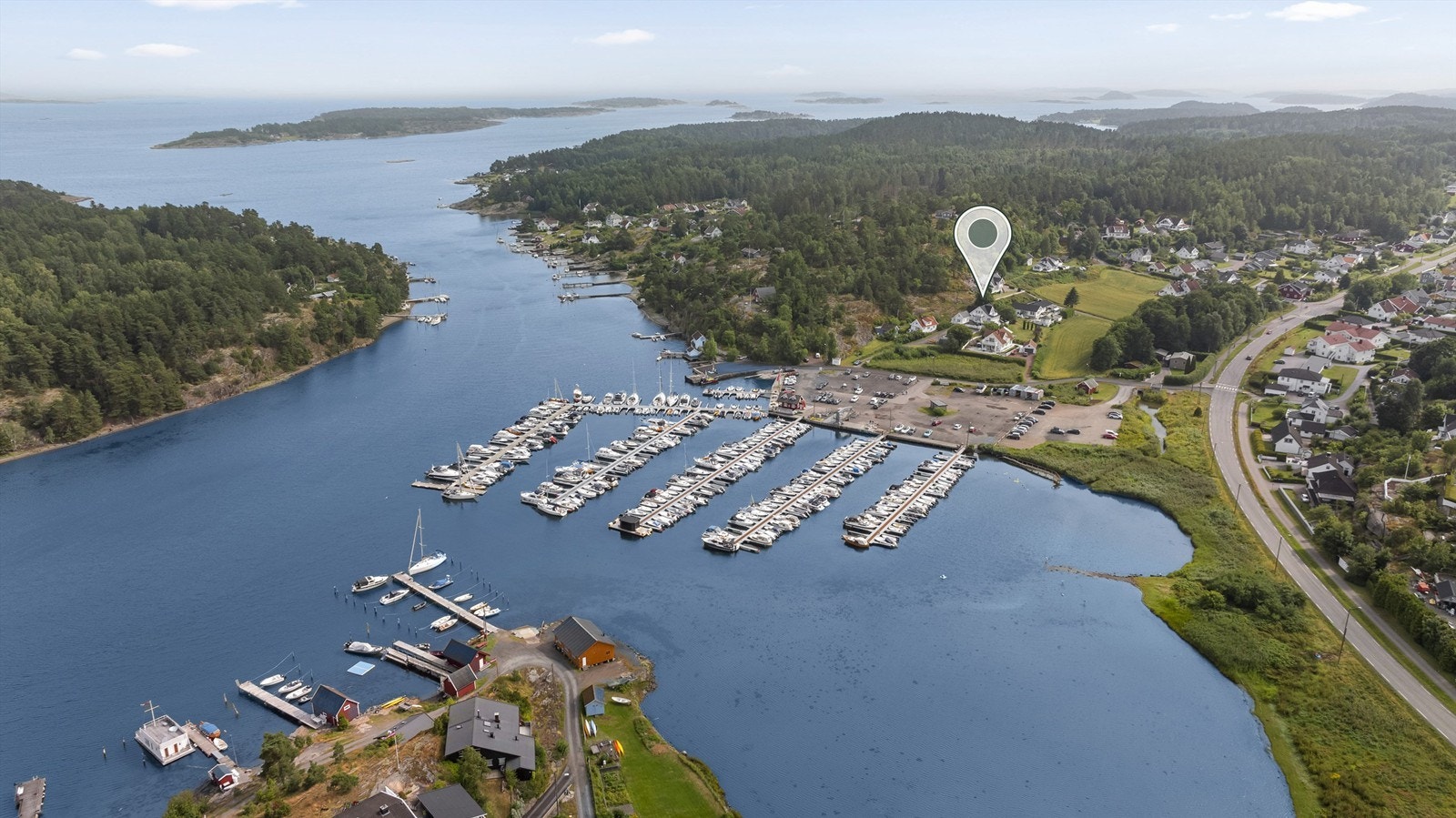 Et oversiktsbilde som viser eiendommens flotte plassering ved sjøen. Galleribilde