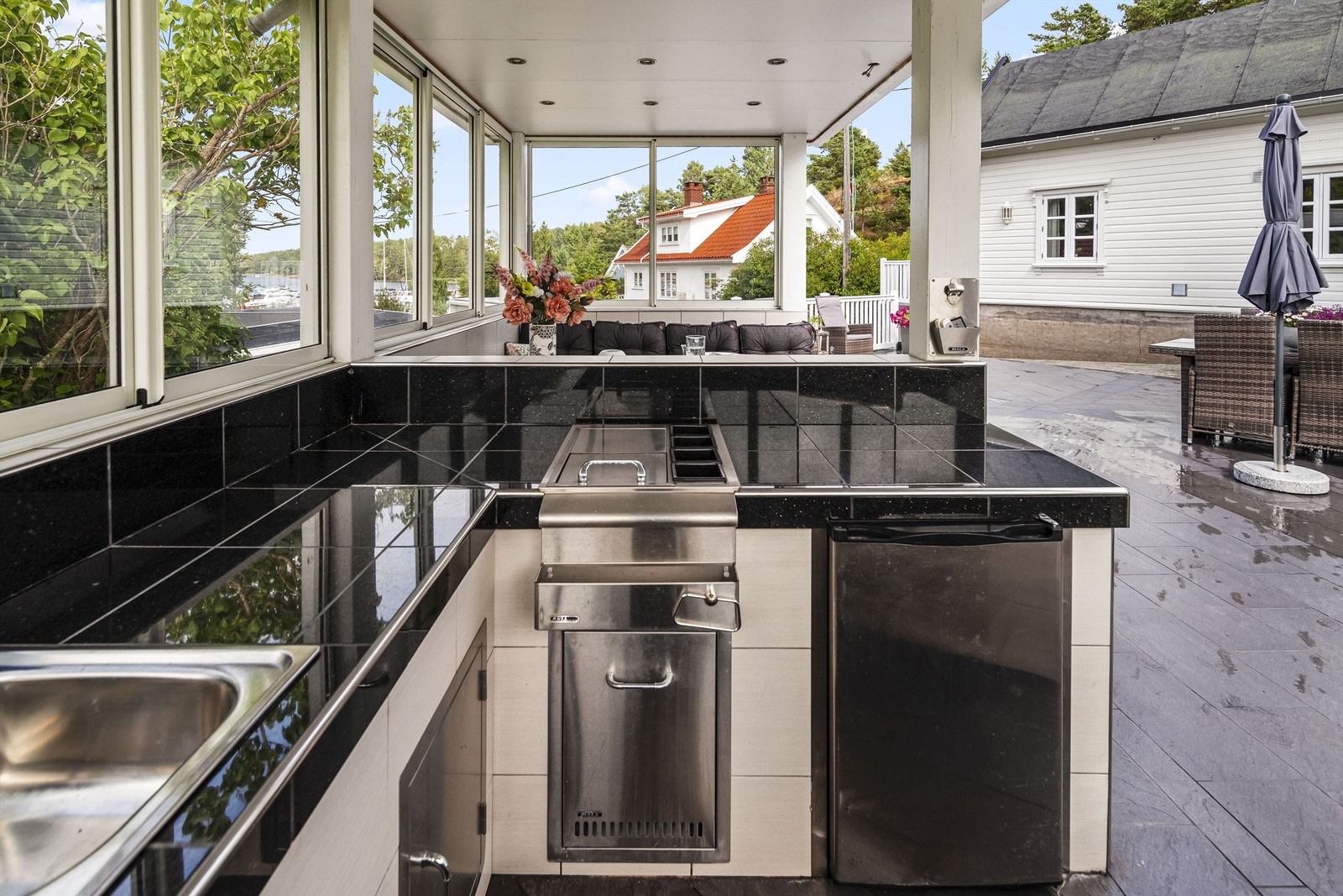 Innredningen inkluderer praktiske arbeidsflater og oppbevaring. Galleribilde