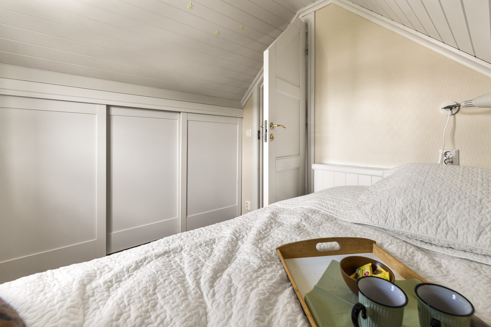 Praktisk oppbevaring i skyvedørsgarderobe. Galleribilde
