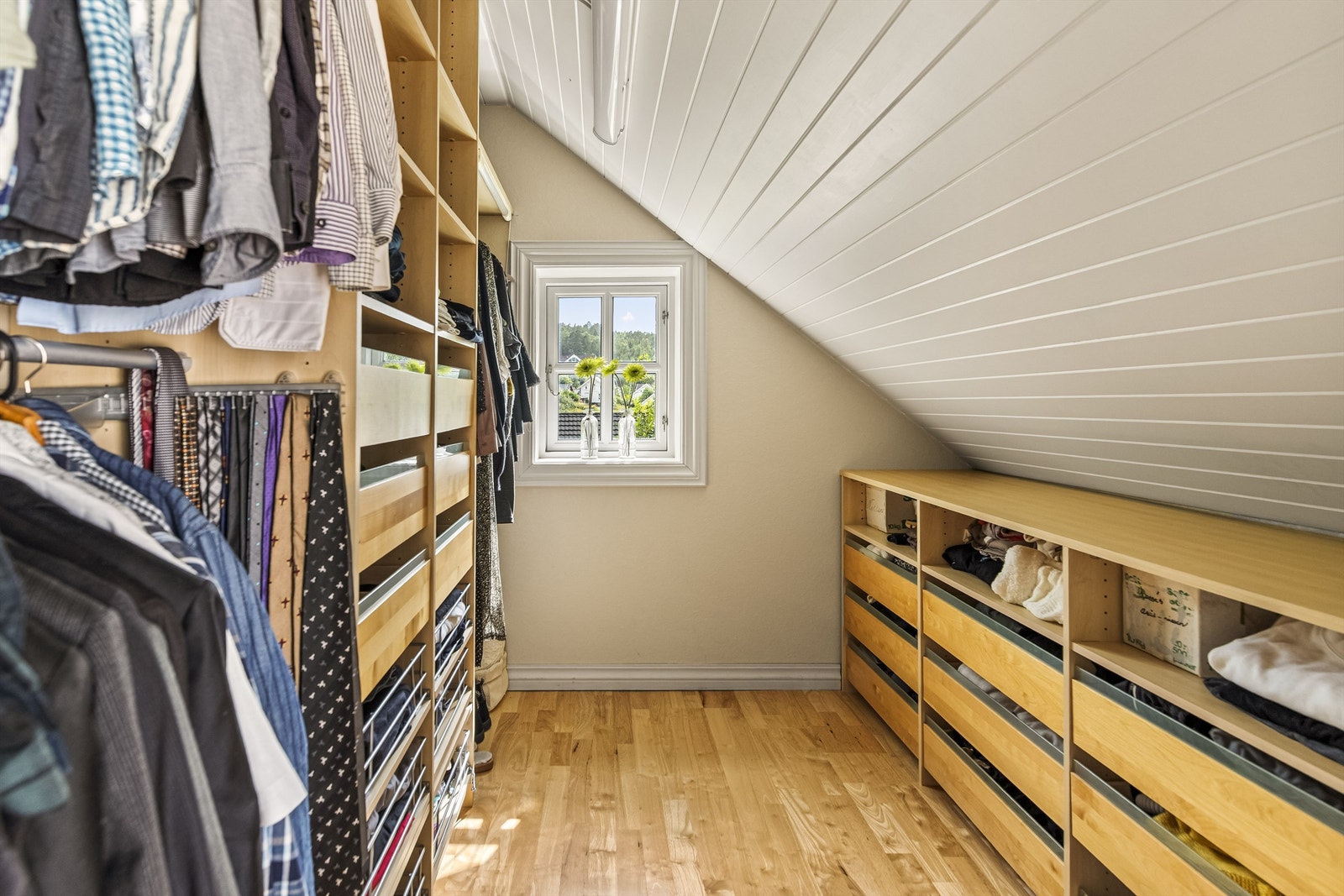 Romslig walk-in-closet med god plass til oppbevaring. Galleribilde