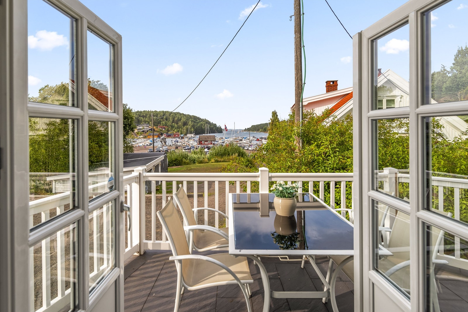 Fra stuen og terrassen er det utsyn mot båthavnen. Galleribilde