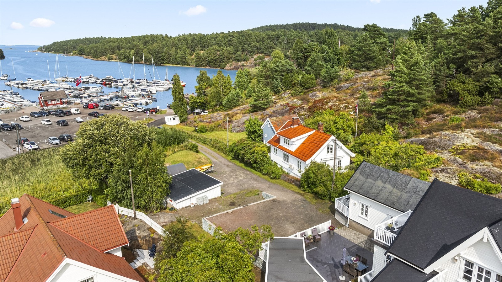 Eiendommen ligger usjenert til, med landbruksområder som nærmeste nabo. Galleribilde