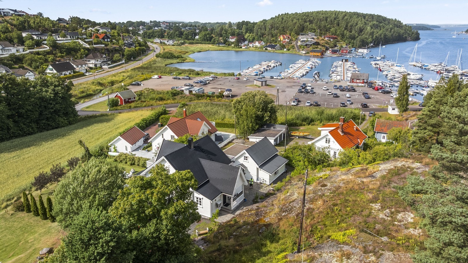 Eiendommen består av en enebolig, en sidebygning og en garasje med carport. Galleribilde