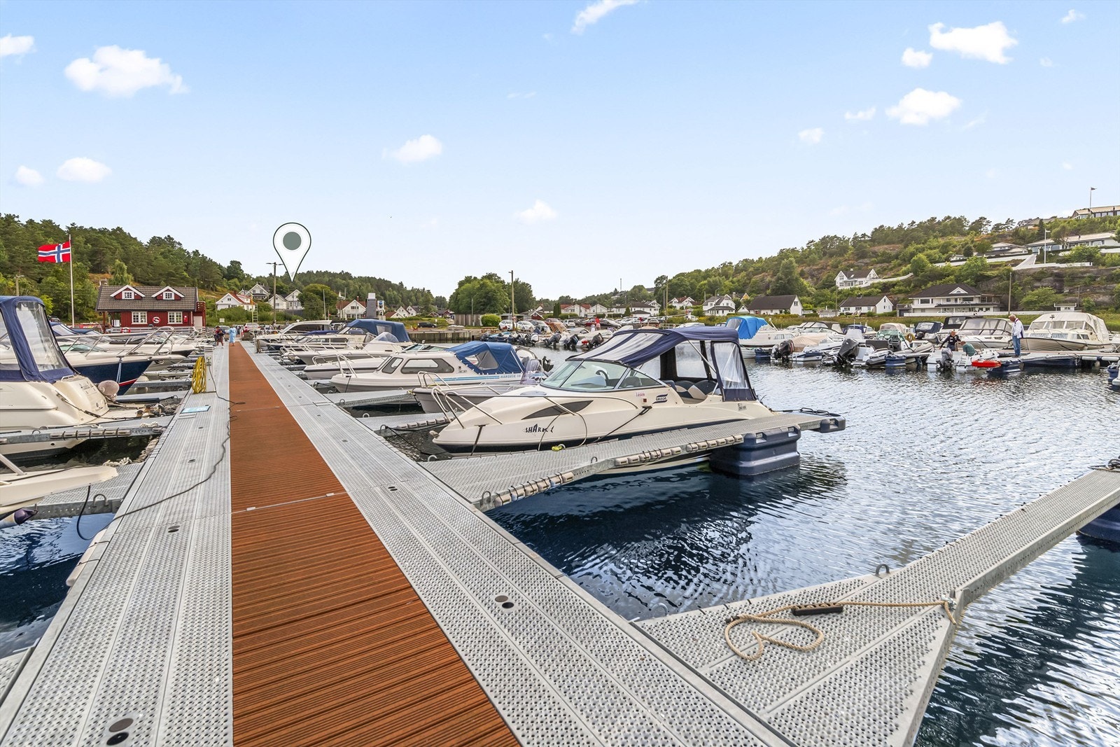 Båtplassen ligger lett tilgjengelig i Arås Båthavn. Galleribilde