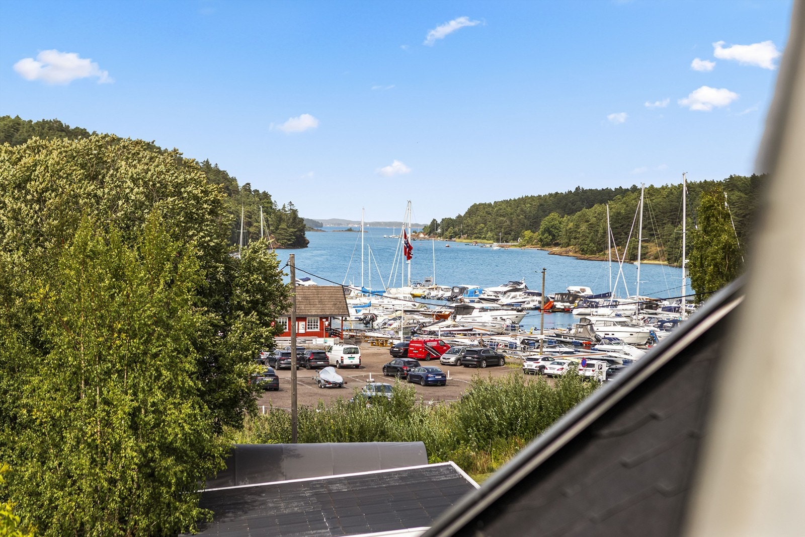 Utsikt mot Arås båthavn og Vallø fra balkongen. Galleribilde