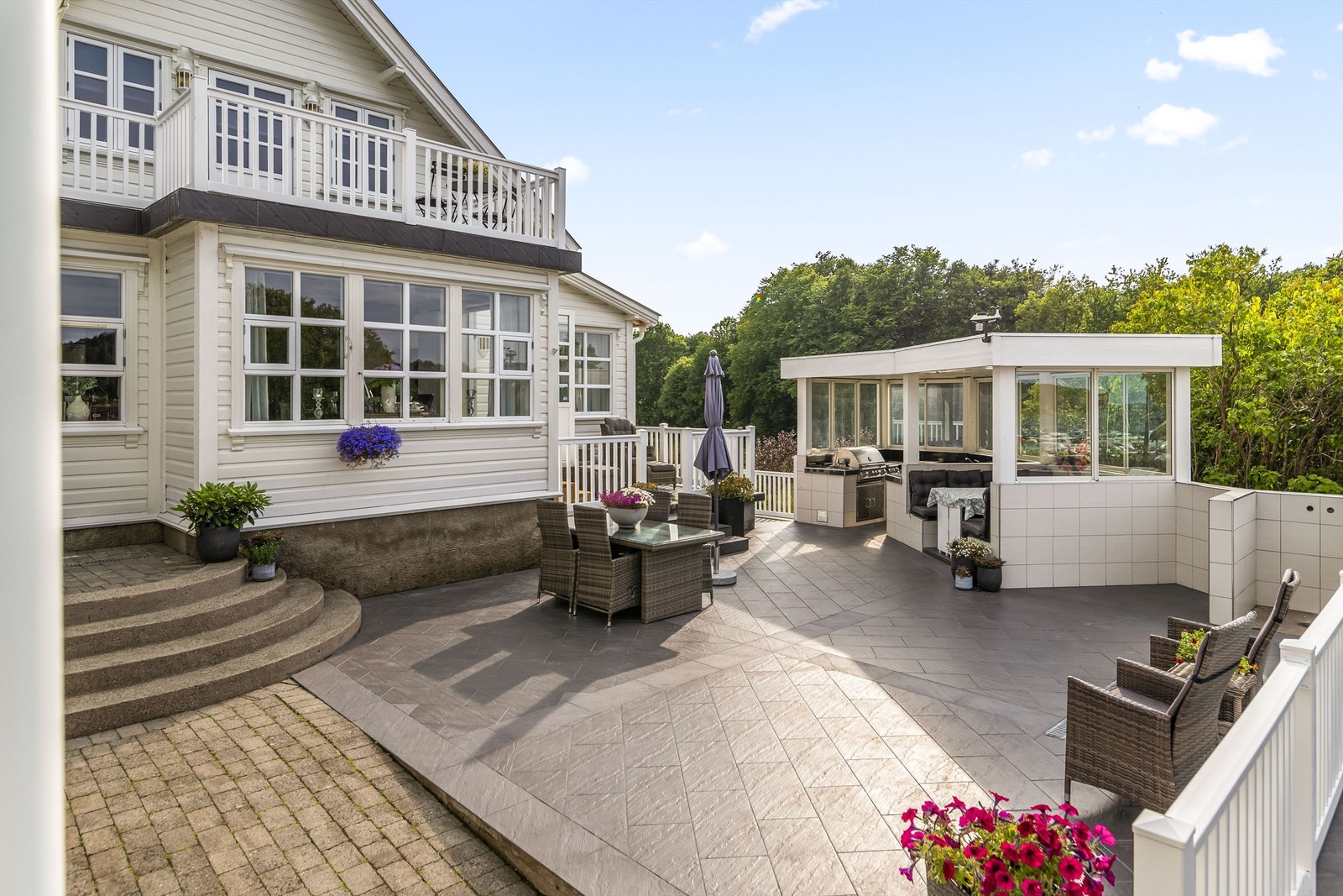 Fra stuen/kjøkkenet er det utgang til en svært romslig, flislagt terrasse Galleribilde
