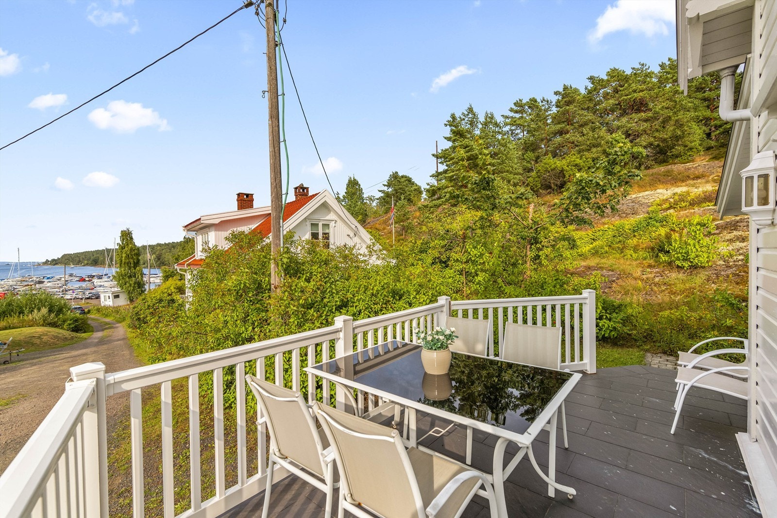 Sidebygningen har en egen, støpt terrasse med fliser på ca. 11 m². Galleribilde