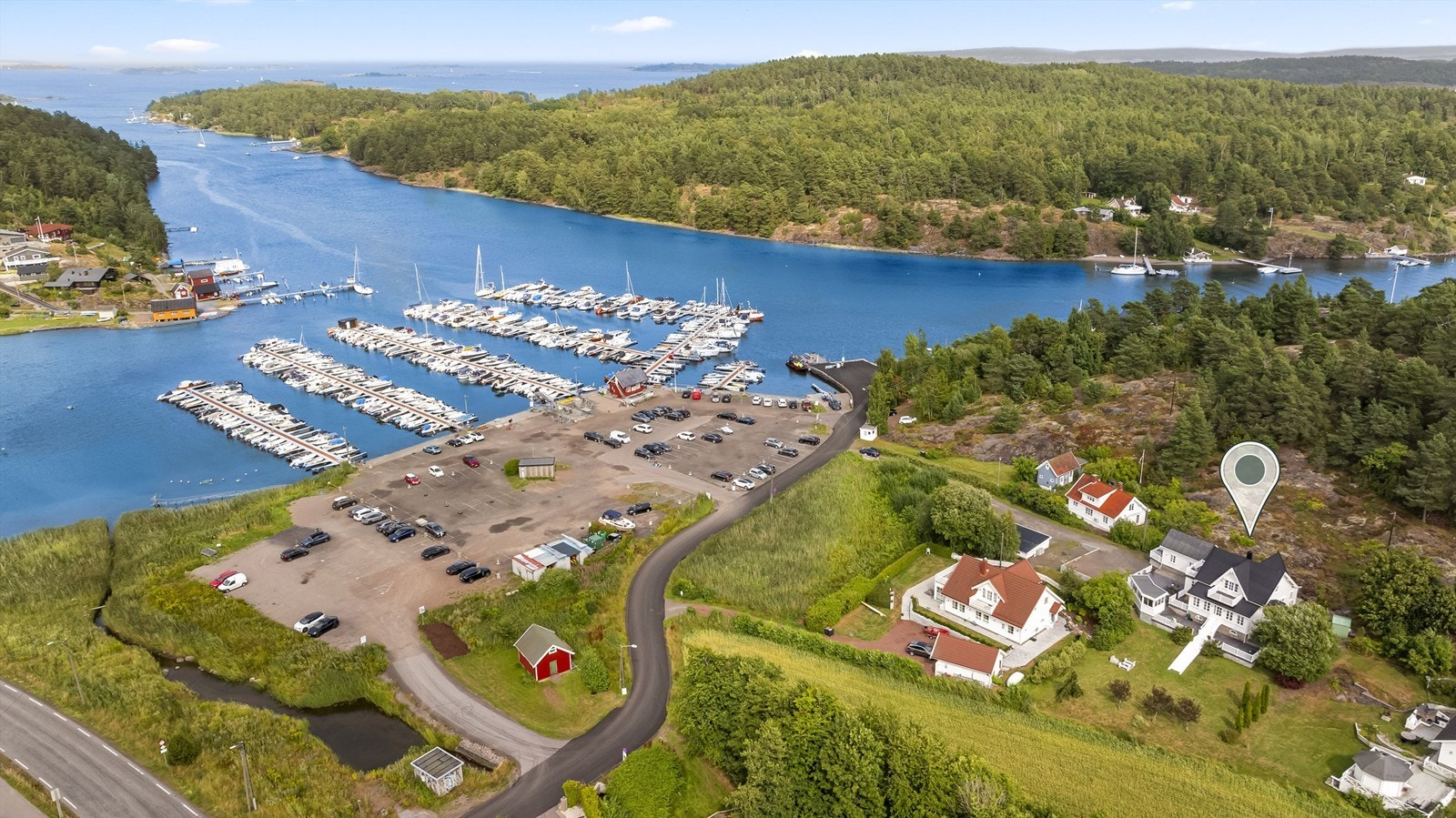 Med eiendommen følger en båtplass i Arås Båthavn, som ligger i umiddelbar nærhet. Galleribilde