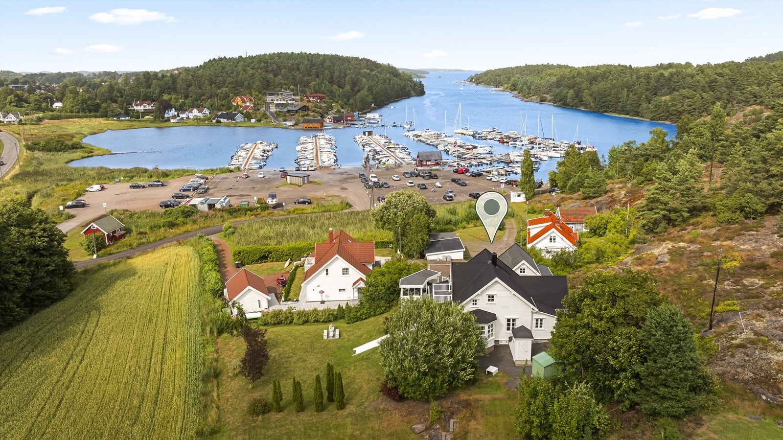 Eiendommen har en usjenert beliggenhet med utsikt over vannet fra Arås mot Vallø. Galleribilde