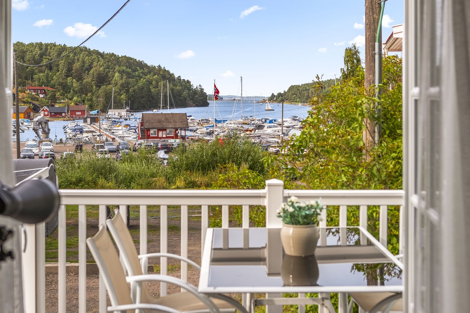 Uteplassen ved sidebygningen er et perfekt sted for å nyte omgivelsene. Galleribilde