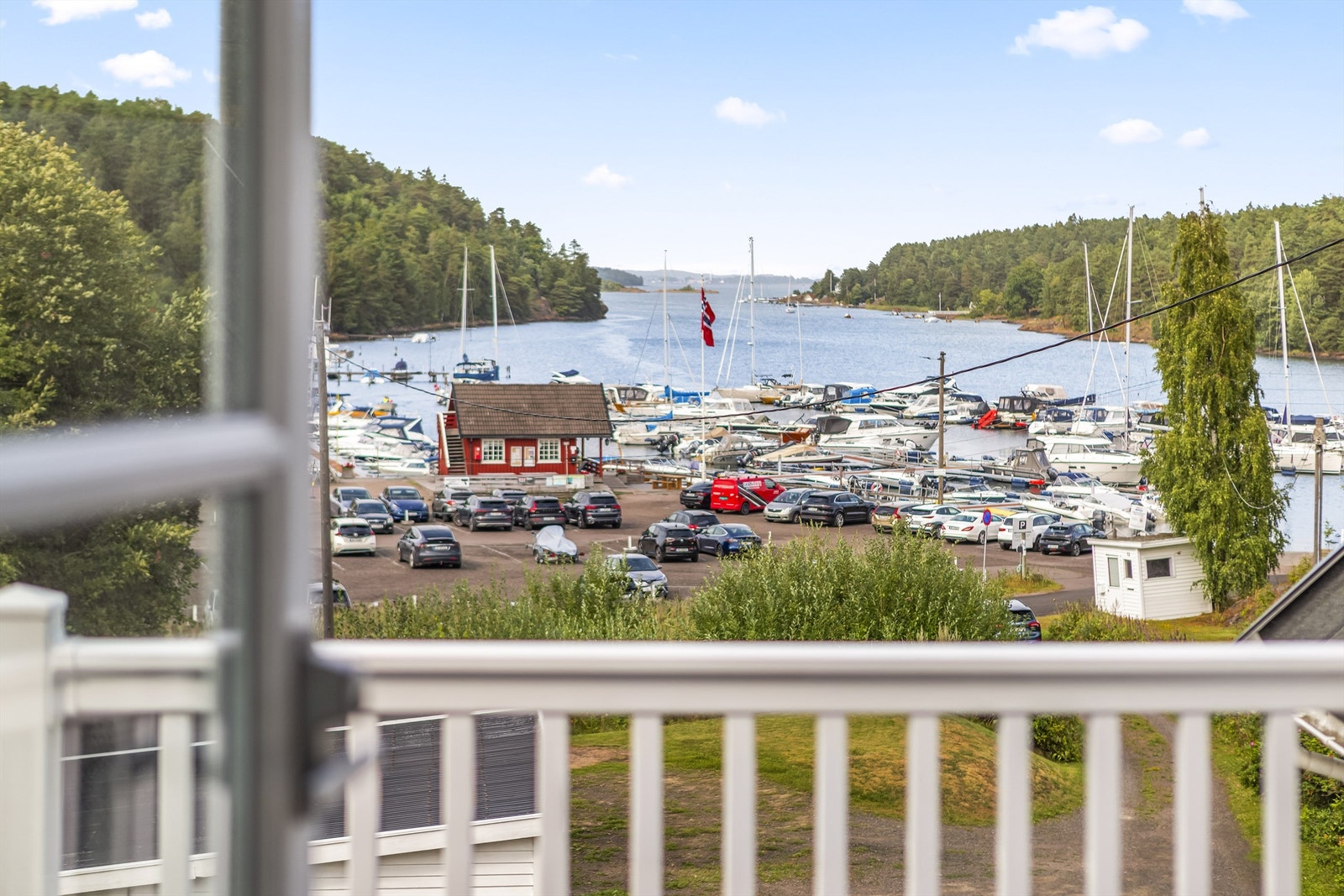 Fra balkongen er det vidstrakt utsikt over nærområdet. Galleribilde