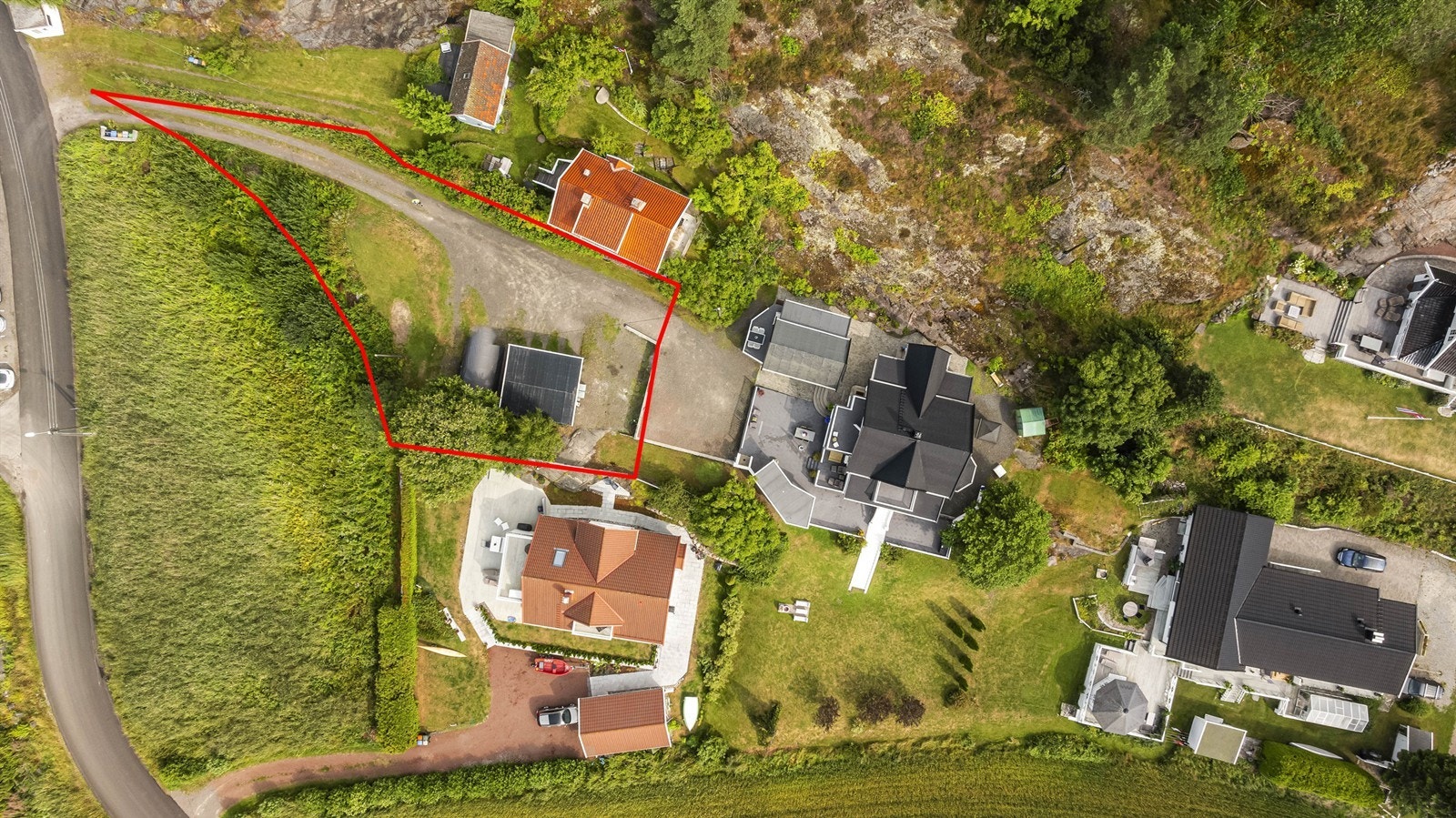 Til eiendommen hører en egen parsell med garasje og carport. Galleribilde
