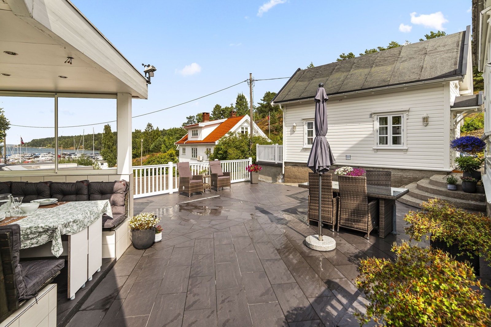 Uteplassen er anlagt over flere nivåer med støpte dekker og fliser. Galleribilde