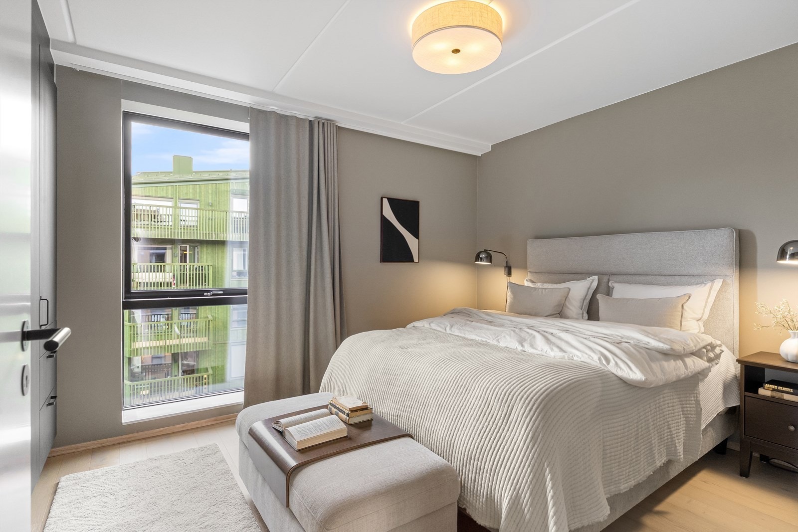 Hovedsoverommet har god plass til dobbeltseng med tilhørende nattbord og øvrig møblement. Store vindusflater bidrar til en lys og behagelig atmosfære. Galleribilde