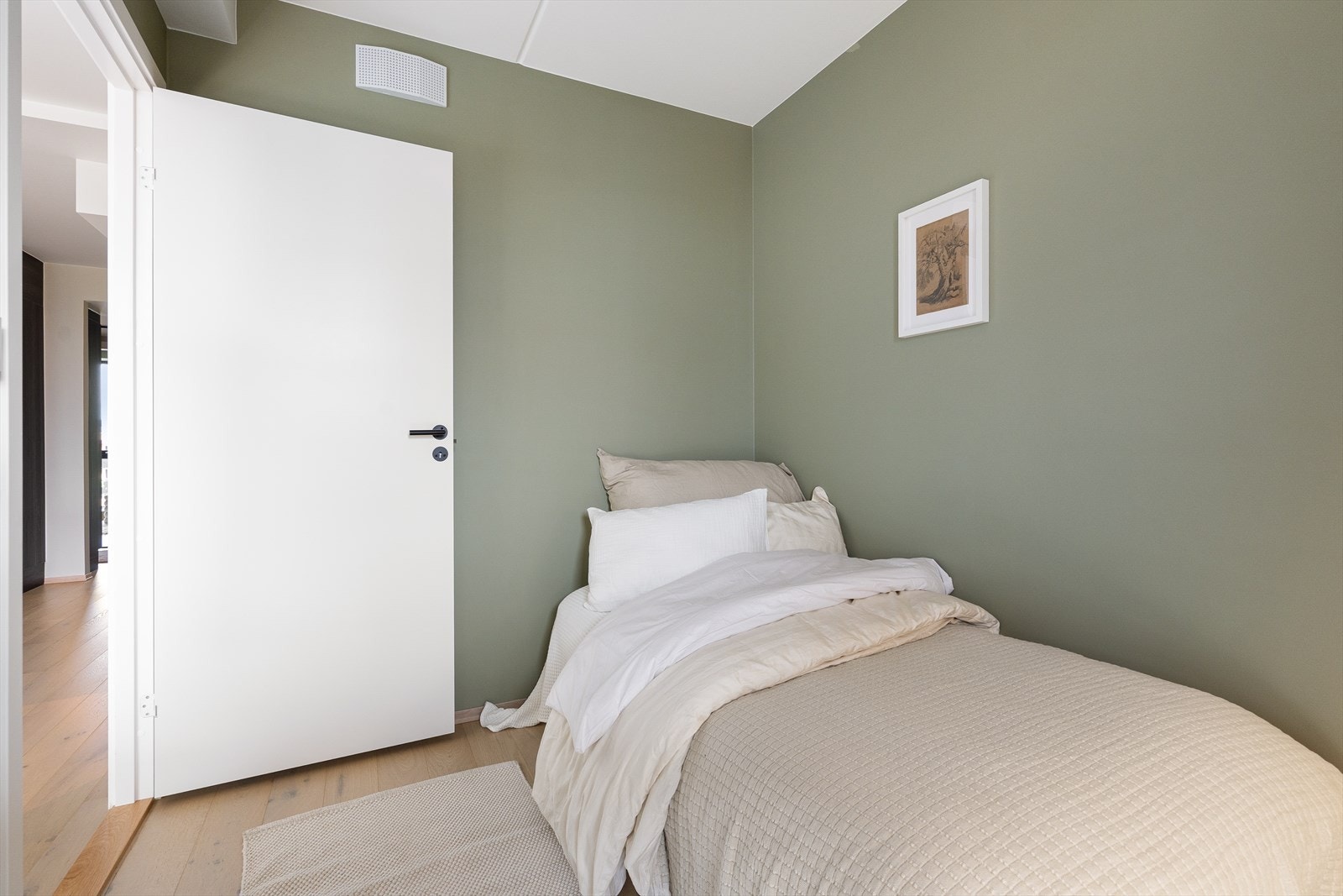 Leilighetens siste soverom egner seg meget godt som barnerom, gjesterom eller hjemmekonto og har plass til både seng, garderobe og øvrig møblement. Galleribilde