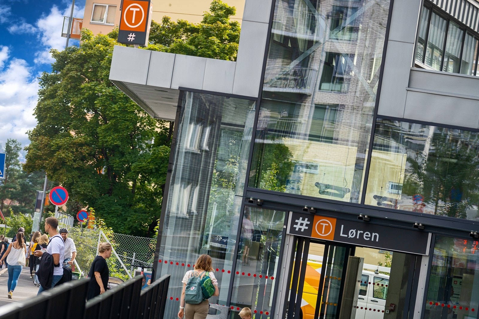 Området byr på god offentlig kommunikasjon via buss og T-bane. Nærmeste holdeplass er Løren T-banestasjon som ligger i umiddelbar nærhet. Fra leiligheten tar det ca 6 min. å gå til T-banen. Galleribilde