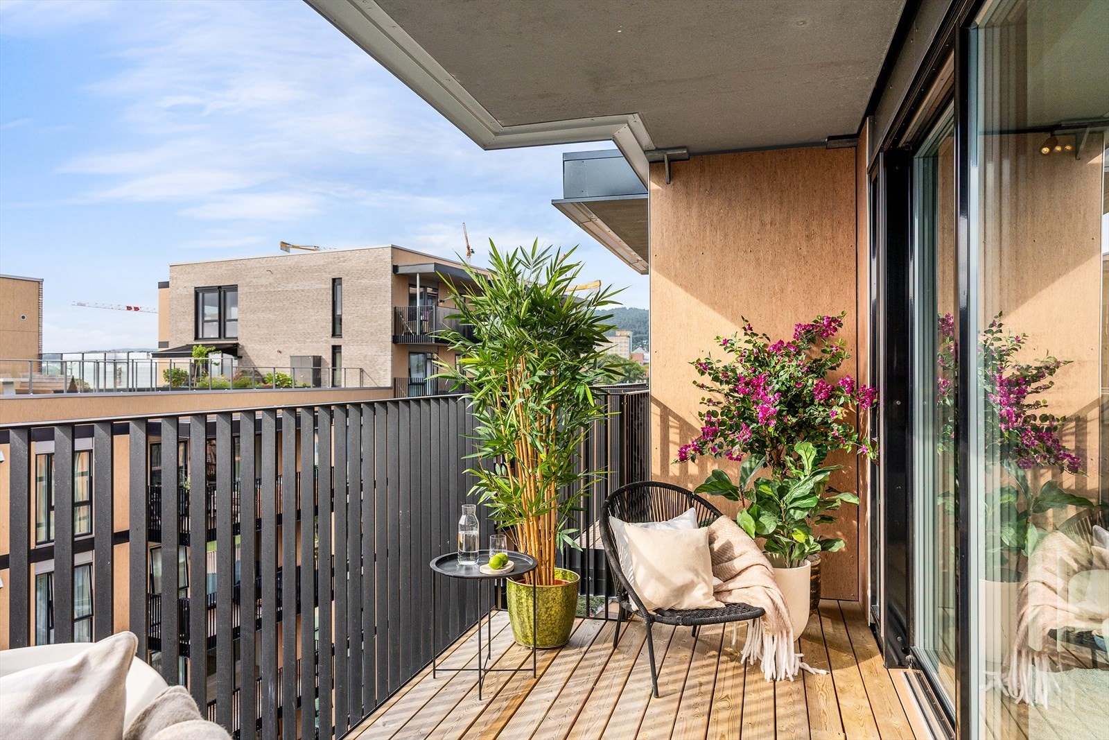 Fra stuen er det utgang til en overbygd balkong med plass til utemøbler og beplantning. Galleribilde