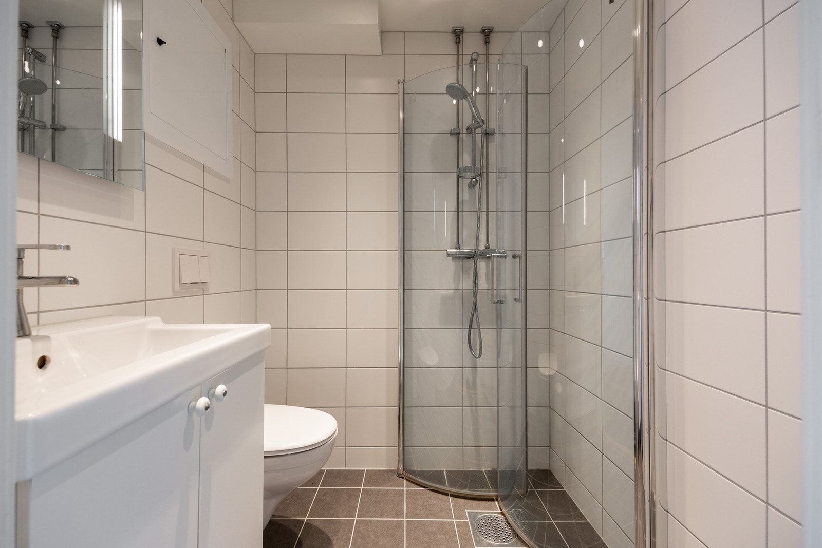 Badet ble oppgradert omkring 2019 og fremstår pent. Galleribilde