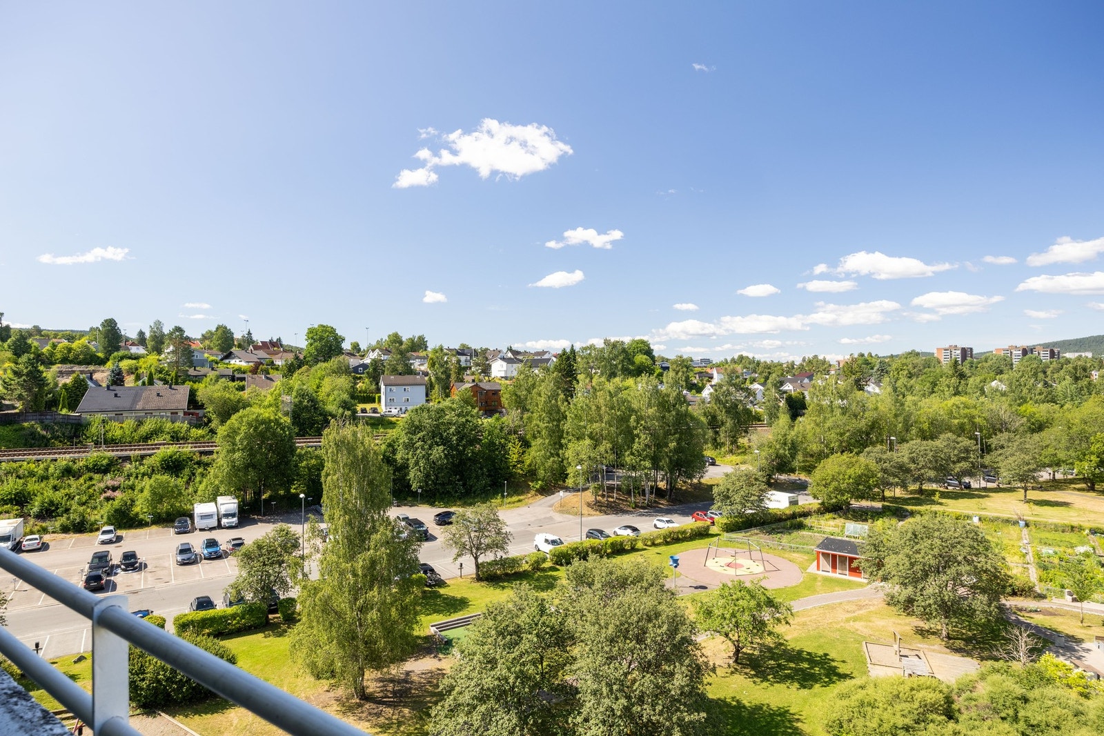 Er du på jakt etter en lys og solrik toppleilighet med flott utsikt og kort vei til alt du trenger i hverdagen? Da bør du se nærmere på denne! Galleribilde