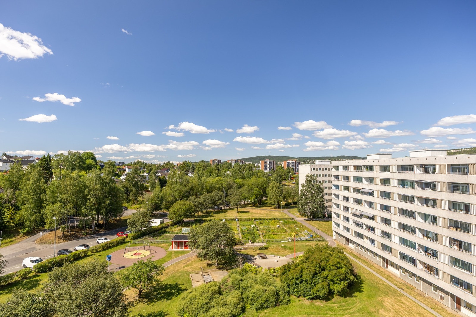 Leiligheten har en sentral beliggenhet på Haugenstua, med kun et par minutters gange til togstasjonen, hvor toget tar deg raskt til Oslo S. Galleribilde