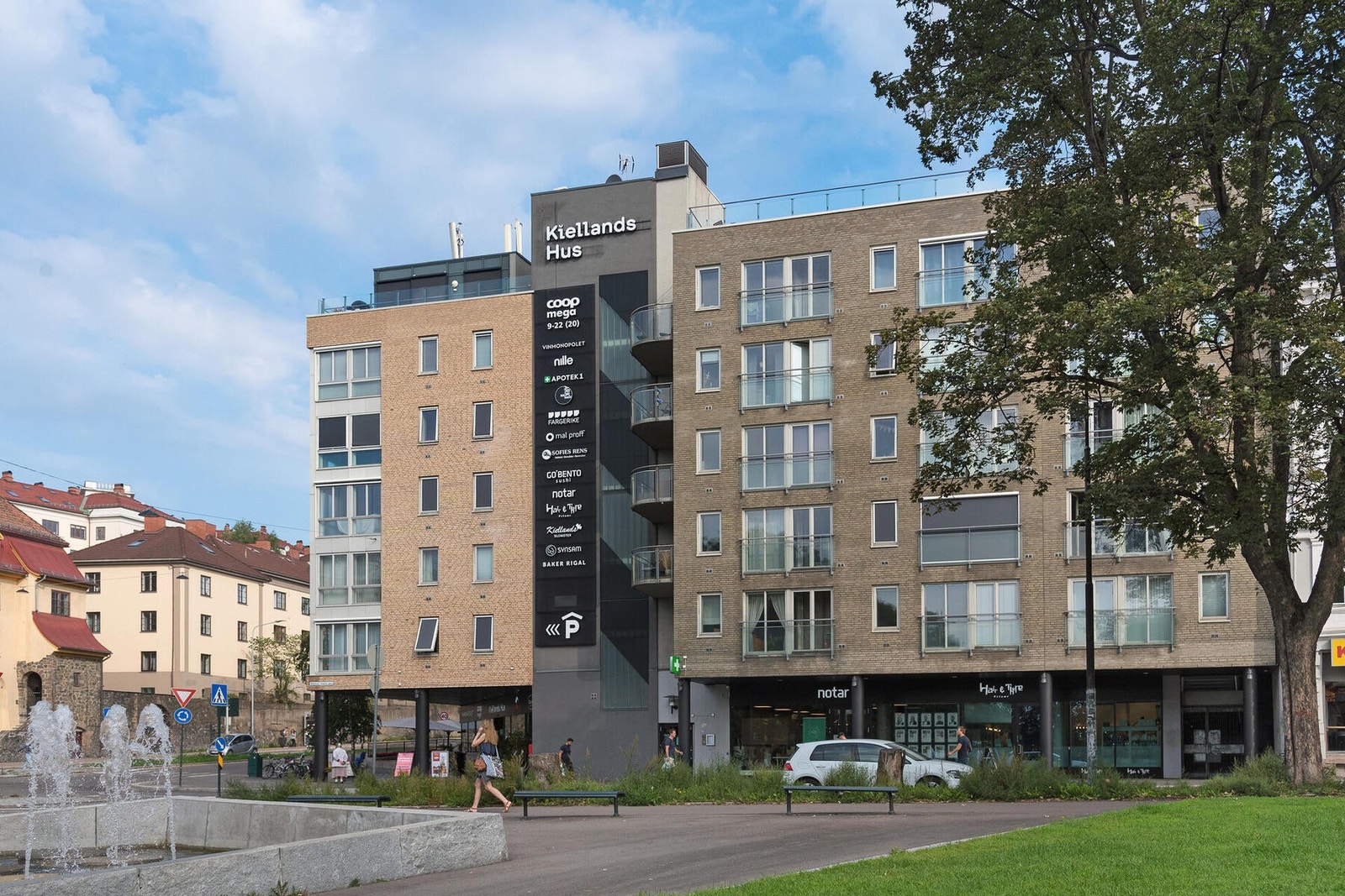 Umiddelbar nærhet til alt av servicetilbud, som bl.a. Kiellands Hus med matvarebutikk, frisør, vinmonopol, bokhandel, apotek, kafe, bensinstasjon, restaurant m.m Galleribilde