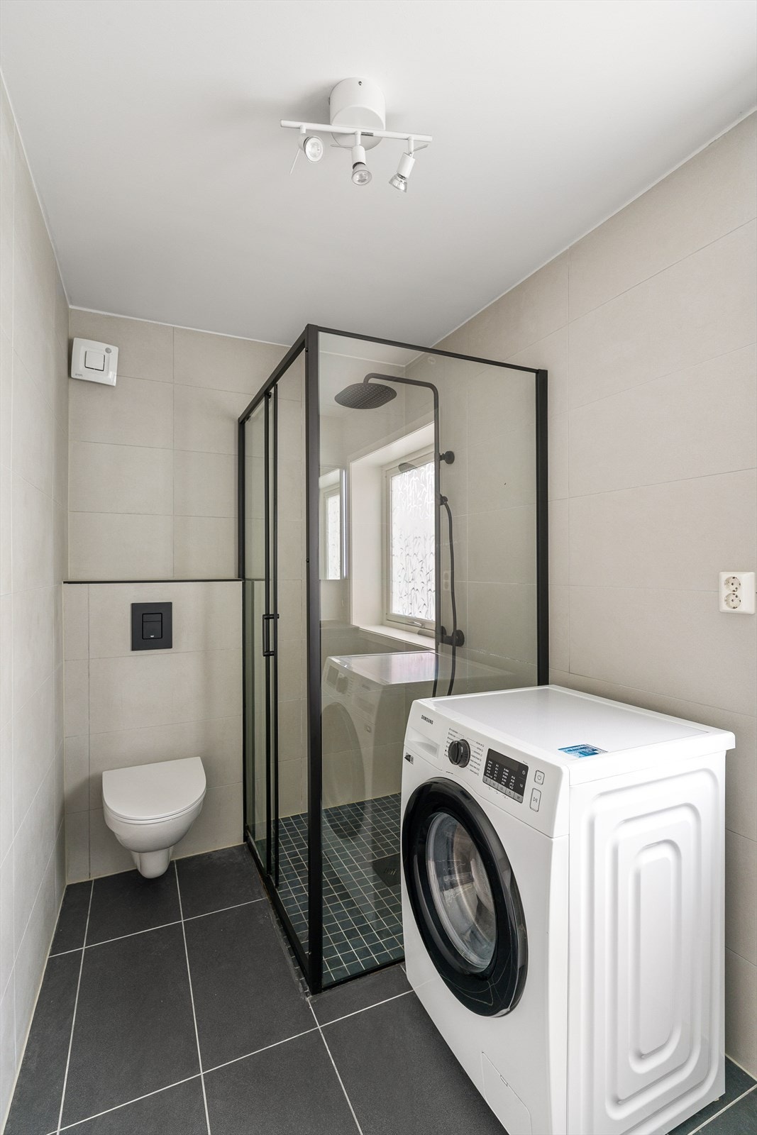 Badet har en funksjonell utforming med dusjhjørne og varmekabler i gulv. Galleribilde