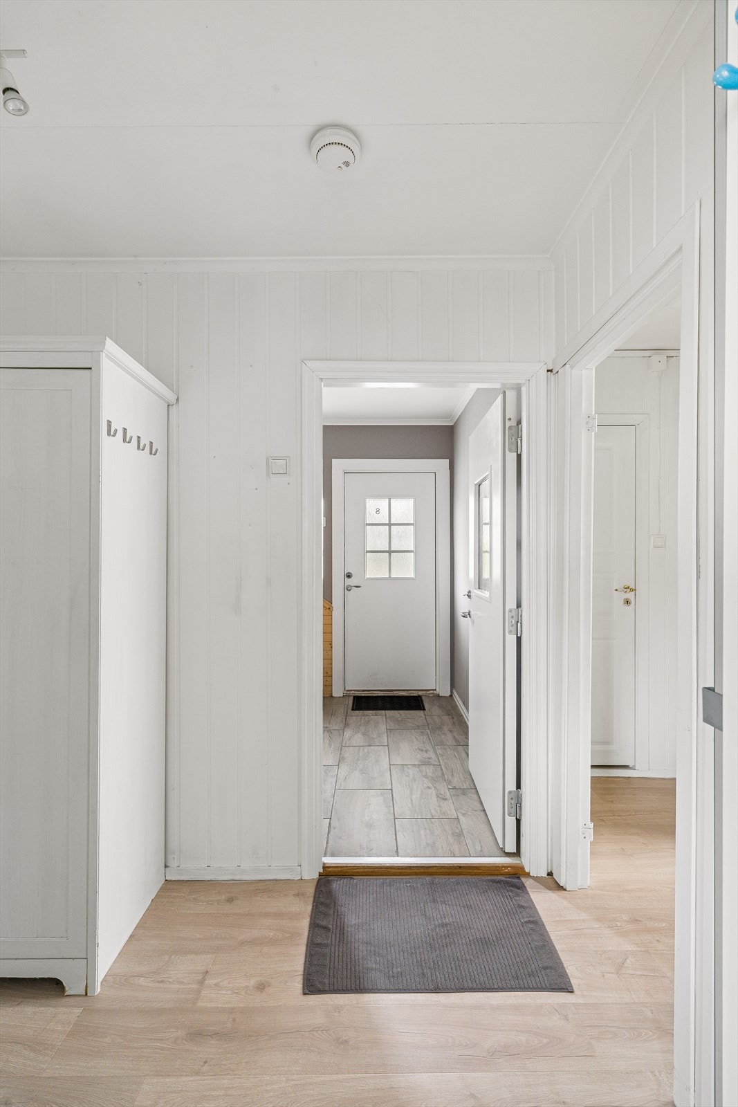 Romslig inngangsparti med god plass til yttertøy. Galleribilde