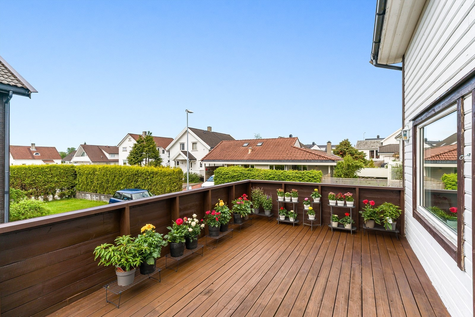 Fra stuen er det direkte utgang til en romslig terrasse som fungerer som en naturlig forlengelse av oppholdsrommet. Galleribilde