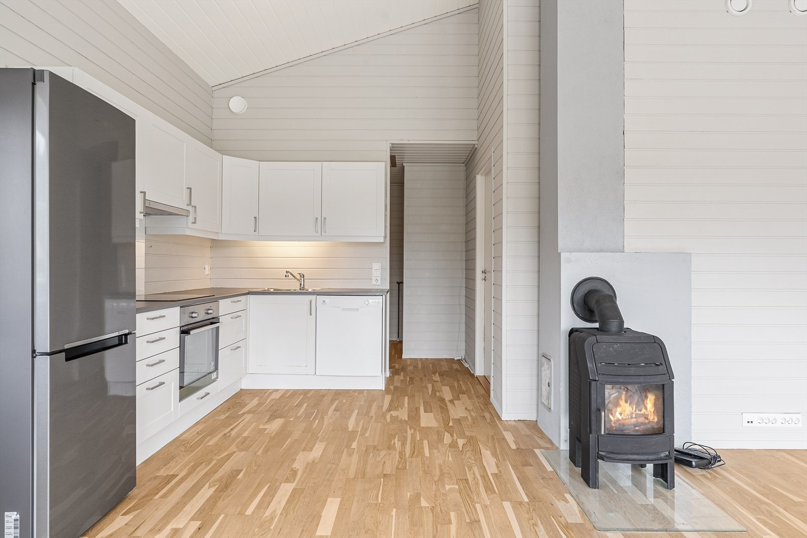 Åpen løsning mellom stue og kjøkken. Boligen har balansert ventilasjon. Galleribilde
