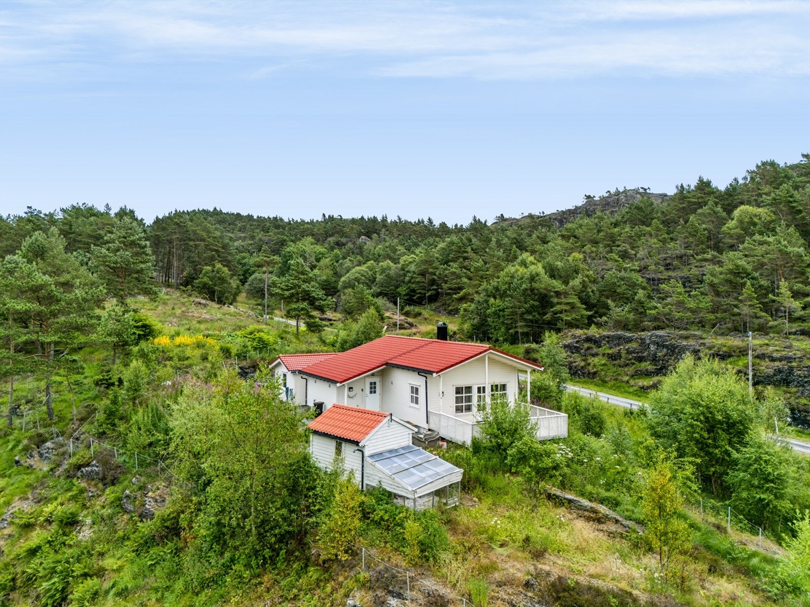 Boligen er fundamentert på isolerte grunnmurselementer med kjerne av betong. Galleribilde