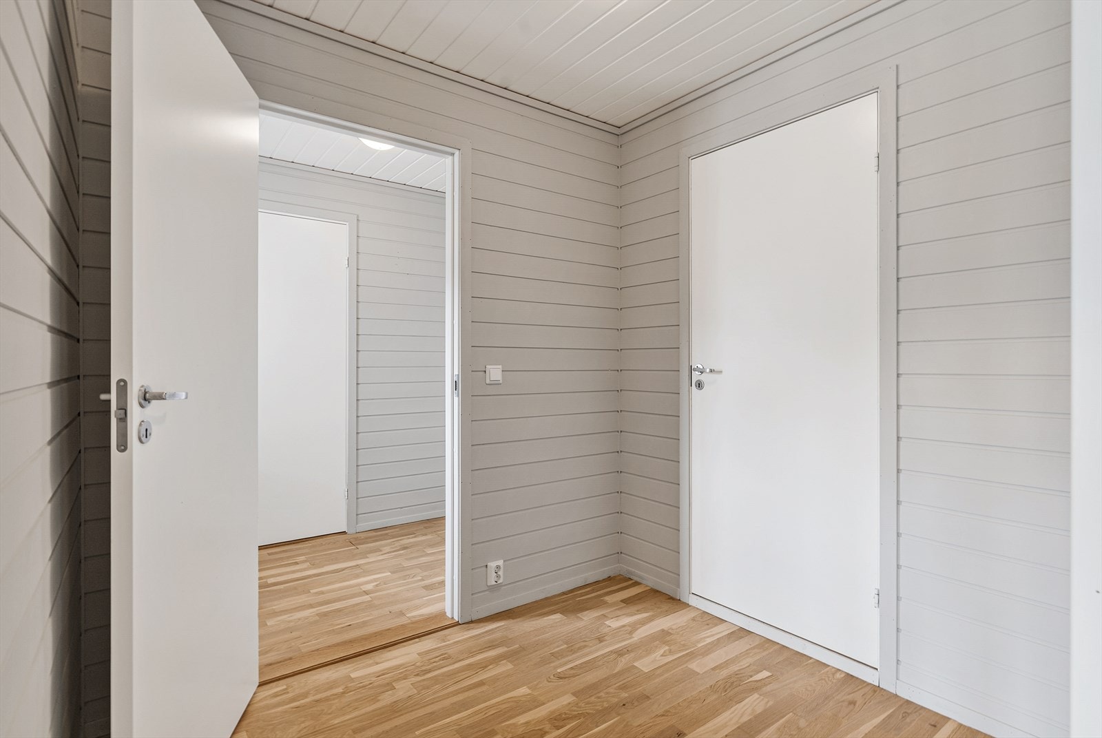 Boligen har en arealeffektiv planløsning med alle funksjoner på ett plan. Galleribilde