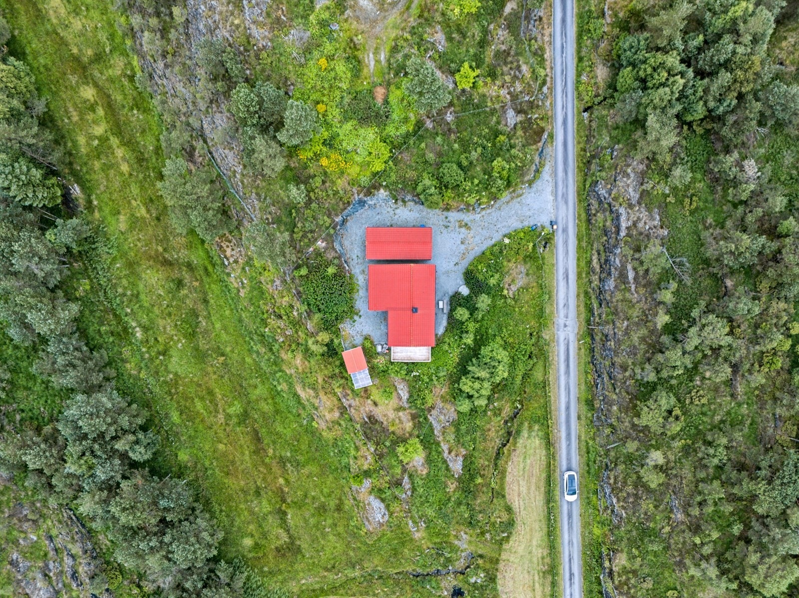 Eiendommen sett fra luften, med nærhet til natur og turområder. Galleribilde