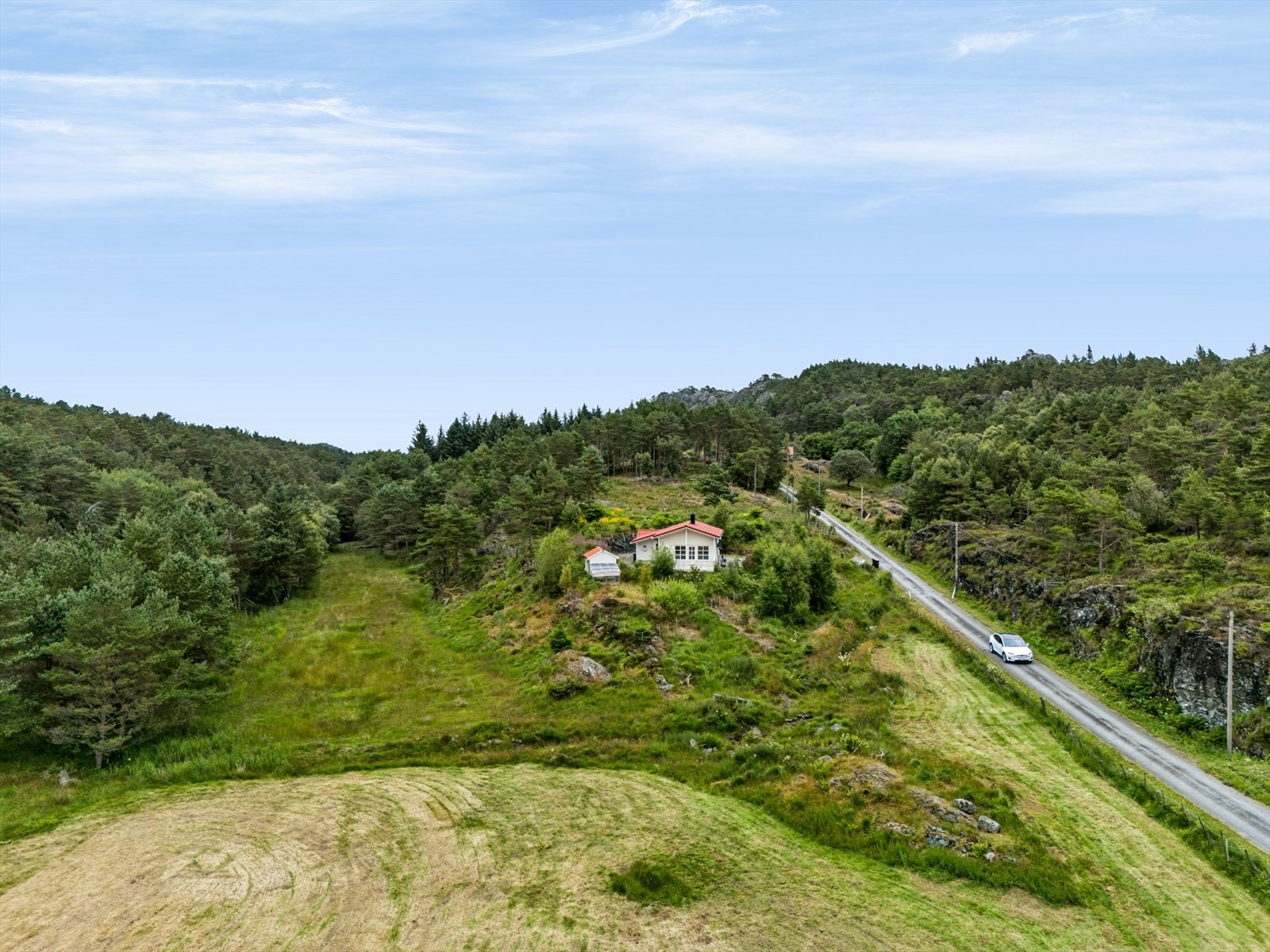 Beliggende i Bømlo kommune, med kort vei til servicefasiliteter og natur. Galleribilde