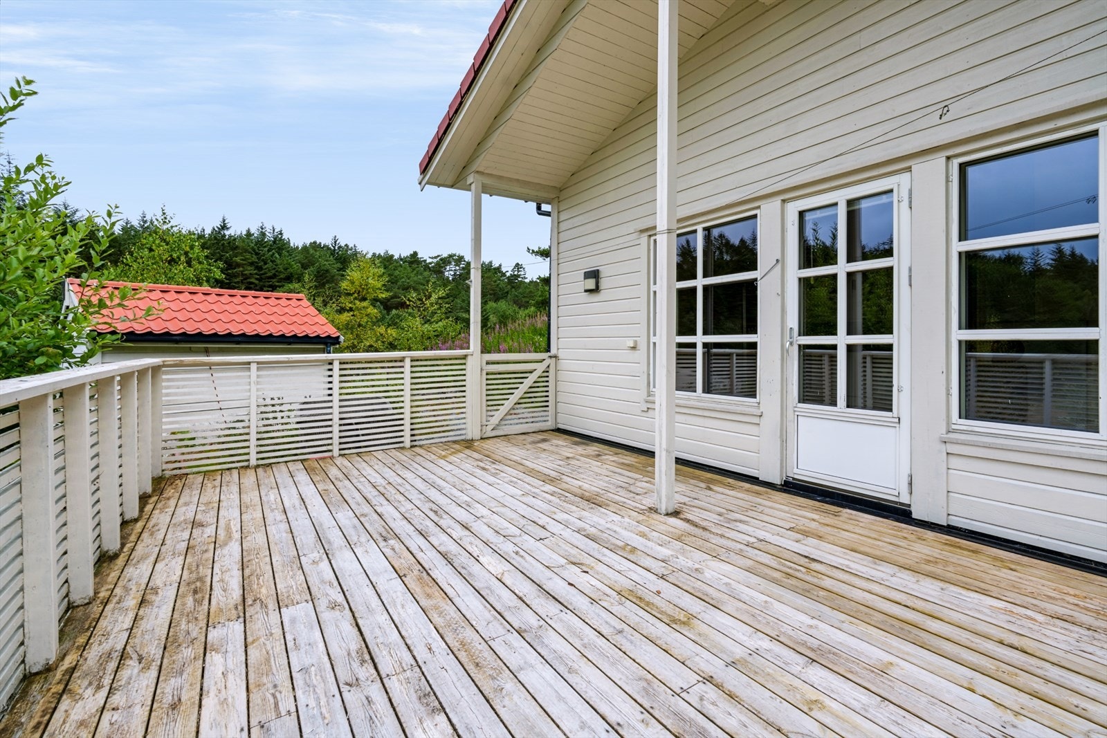 Fra stuen er det utgang til en terrasse på mark på 20 m². Galleribilde