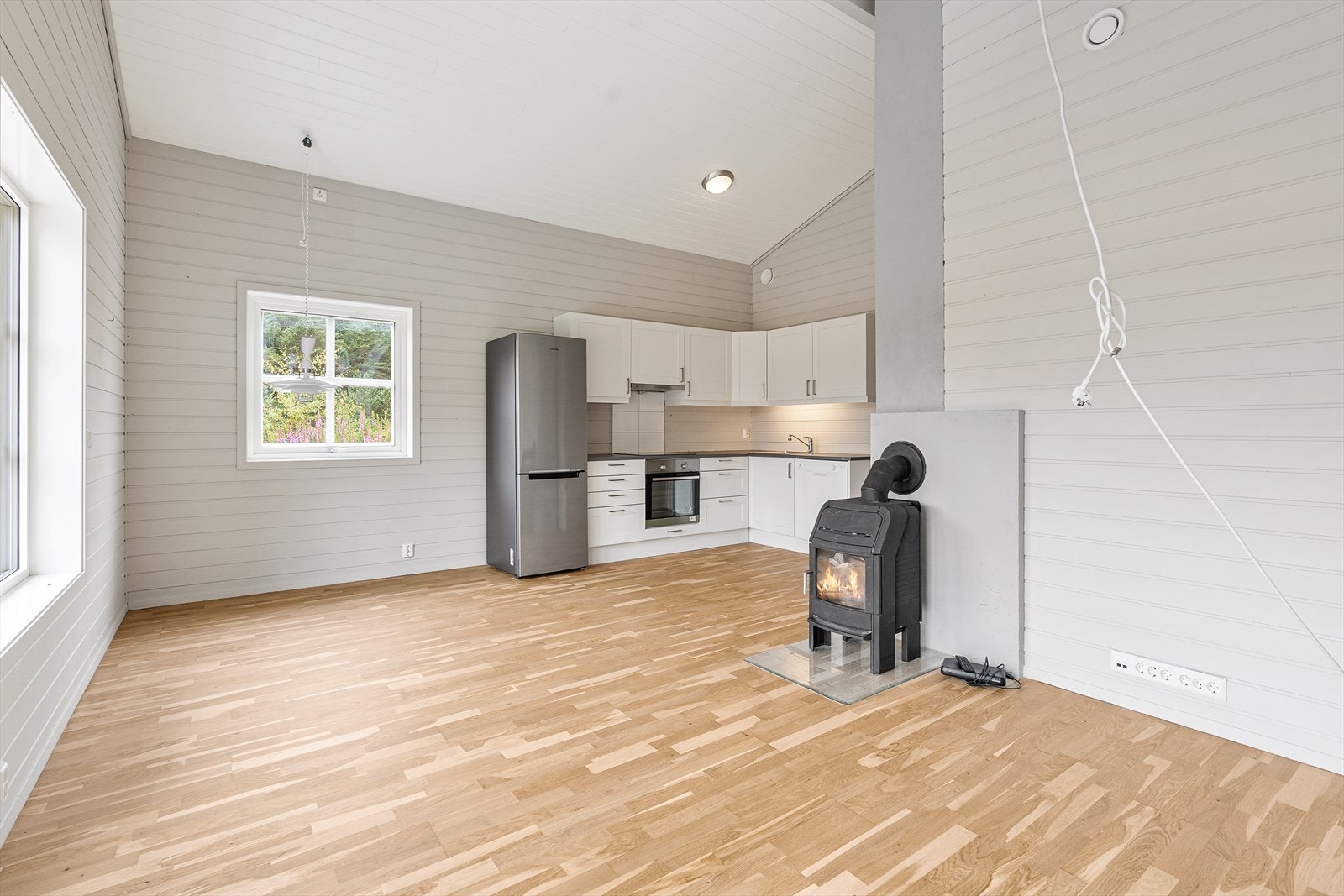 Enebolig fra 2013 med åpen stue- og kjøkkenløsning og parkett på alle gulv. Galleribilde