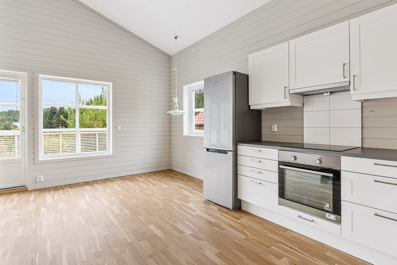 Gjennomgående parkett og vegger med trepanel skaper en helhetlig stil. Galleribilde